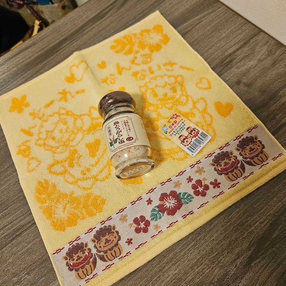 八つ橋てまりさんのインスタグラム写真 - (八つ橋てまりInstagram)「ありがとう❤️  こないだ皆から沢山✨🎁✨ もらった😁  あっ！１枚目は大きなグラスだぞって見せたかっただけなんだけど、伝わってる？😂 みんなのチョイスが、最高過ぎてホテルで暴れた😂  LUSHに至っては、バスボムをすぐさま浴槽で楽しんだ✨  わたしの大好きがいっぱいで 嬉しくなった🎵  いつも、みんなありがとう❤️  大切にします❤️  #チョイスがナイス #ありがとう #いただきます #プレゼント #みなとみらいコレクション2023 #結果は11月30日」11月17日 11時37分 - temari.odebu