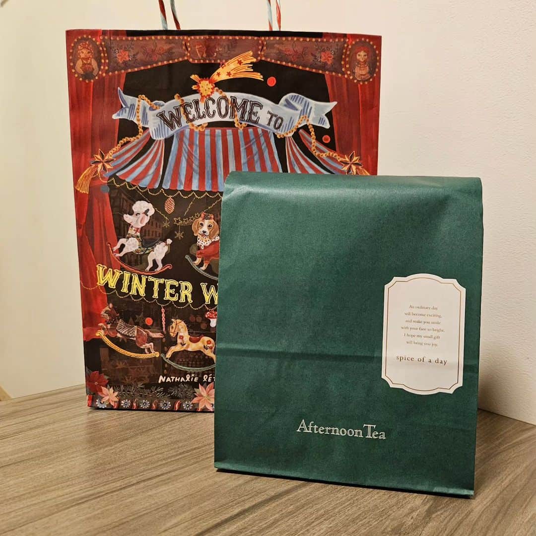 八つ橋てまりさんのインスタグラム写真 - (八つ橋てまりInstagram)「ありがとう❤️  こないだ皆から沢山✨🎁✨ もらった😁  あっ！１枚目は大きなグラスだぞって見せたかっただけなんだけど、伝わってる？😂 みんなのチョイスが、最高過ぎてホテルで暴れた😂  LUSHに至っては、バスボムをすぐさま浴槽で楽しんだ✨  わたしの大好きがいっぱいで 嬉しくなった🎵  いつも、みんなありがとう❤️  大切にします❤️  #チョイスがナイス #ありがとう #いただきます #プレゼント #みなとみらいコレクション2023 #結果は11月30日」11月17日 11時37分 - temari.odebu