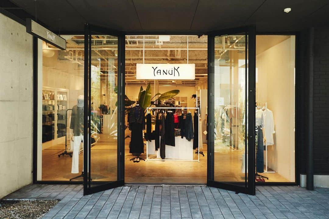 ヤヌークのインスタグラム：「． ． YANUK SHOPを訪れた時にぜひ立ち寄りたい 旬のスポットを、そのエリアを知り尽くした YANUKスタッフがナビゲートする連載。 今回はYANUK STAFFの @yanuk_arisa a-chan （あーちゃん）が、 横浜エリアのイチオシショップをご案内します✨  YANUK横浜店 店舗住所：神奈川県横浜市中区新港1-3-1MARINE & WALK YOKOHAMA 1F 営業時間：11:00～19:00、土・日のみ~20:00（不定休） 電話番号：045-263-9719  #yanuk#denim#jeans#fashion#yokohama#ヤヌーク#ヤヌークデニム#ヤヌーク横浜#マリンアンドウォーク#デニムコーデ」