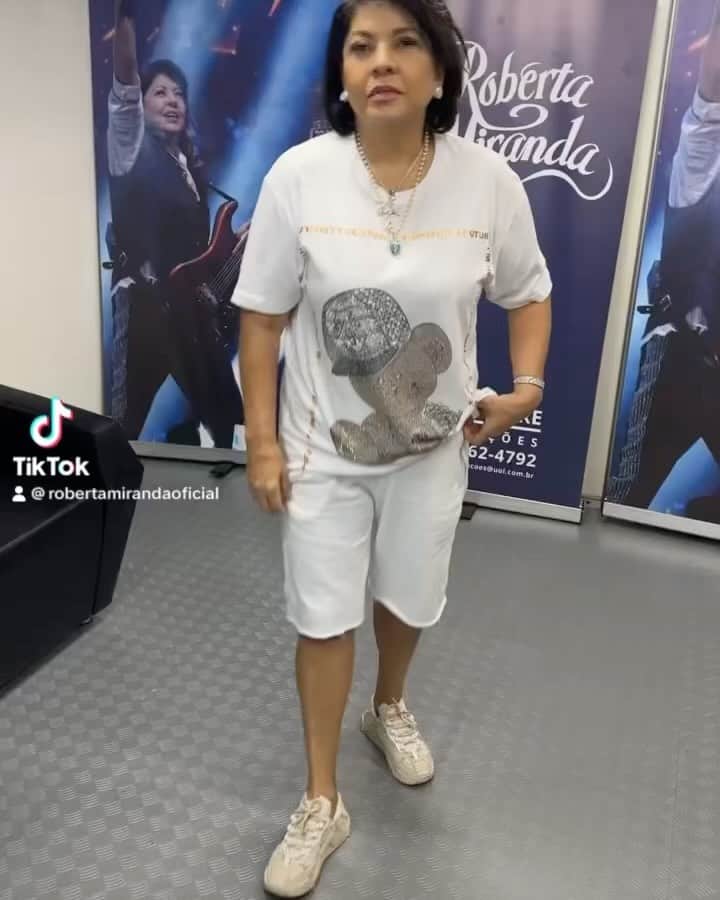 Roberta Mirandaのインスタグラム：「Kkkkkkk @biacaboz  bem-vinda a minha vida !! Cantas que é lindo!! Portuguesa fadista !! Nosso trabalho logo saíra! Menina elegante, de princípios !! Leve! Não traz na alma ranço e nem grosserias  Tens sonhos que eu já estou a ajudar a sonhar !!  Será que toda gente é livre pra sentir saudades !! Hit na Europa」