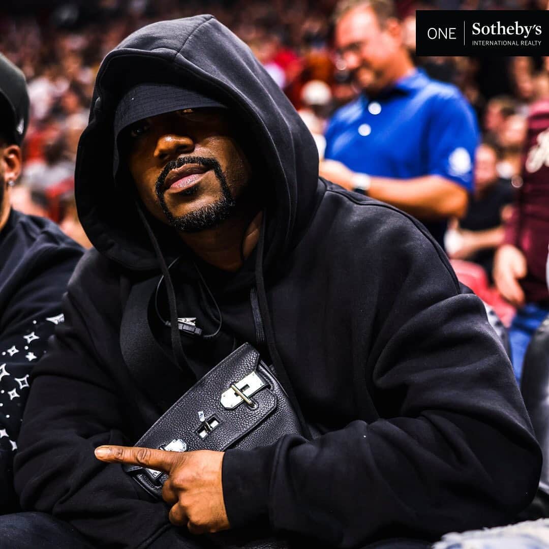 Miami HEATのインスタグラム：「Wait A Minute... that's @rayj courtside 👀⁣ ⁣ @miamiheat // @onesir」