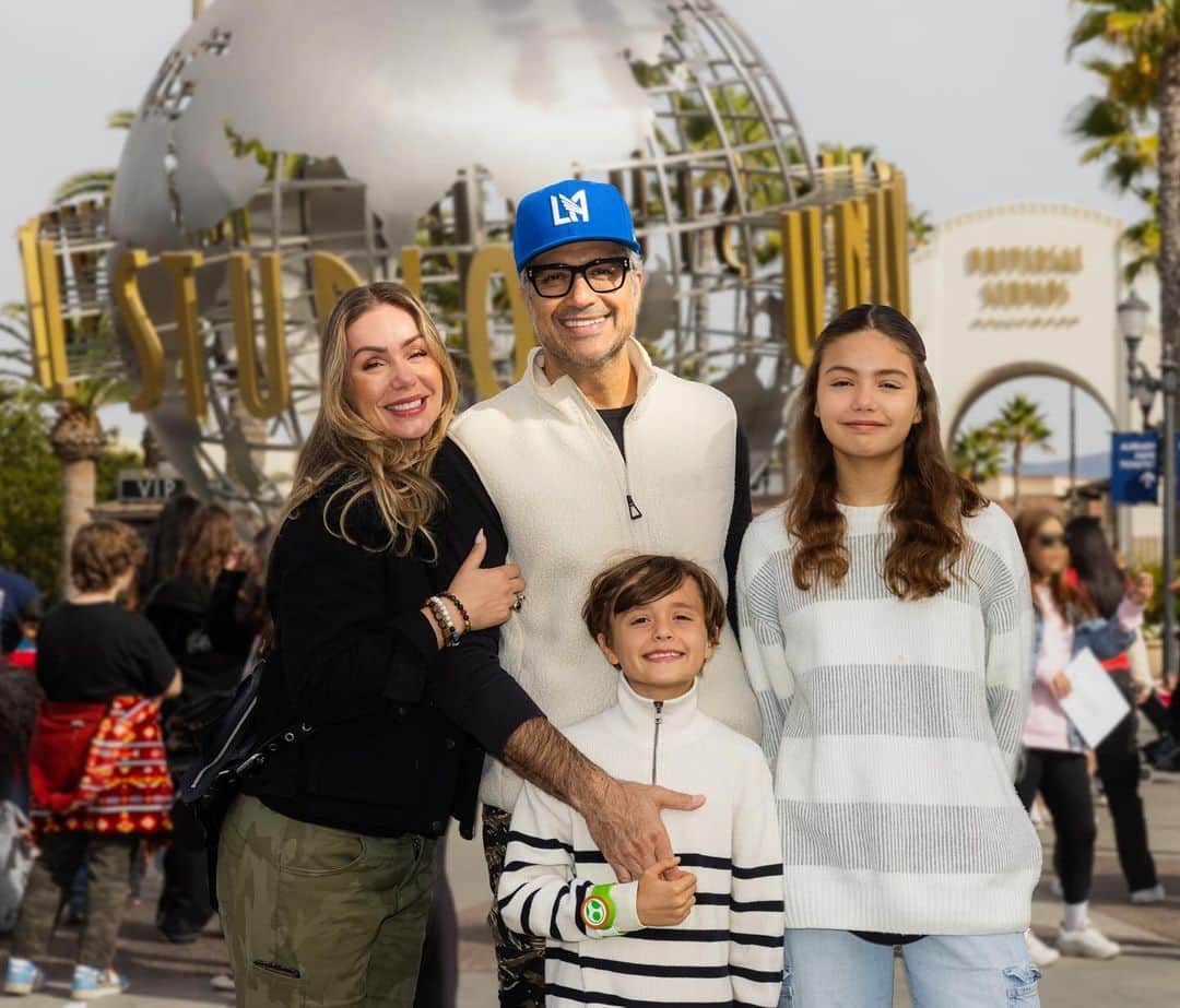 ハイメ・カミールのインスタグラム：「Always an amazing (and terrifying) time at @unistudios #universalstudios / Siempre pasándola increíble (y muertos de miedo) en #universalstudioshollywood 🙌🏽🥳 #themummy #JurassicWorld」