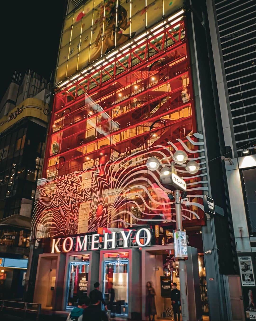 si ouxさんのインスタグラム写真 - (si ouxInstagram)「本日11月17日（金）オープンのKOMEHYO SHIBUYA !! KOMEHYOとは、日本最大級のリユースデパート。このたび渋谷店がでっかくオープンします🎉  ✦  ⡱ ﾟ･ ⋰ ﾟ ストアコンセプトは「出会ってしまった」。 フロアが商品やブランドではなく時間軸で区切られているから、思いがけない出会いに恵まれる！  ✦ 私が出会ってしまったnoir kei ninomiya のドレスは「今」をテーマにトレンドを意識して作り込まれた1階でみつけたもの。 シルエットかわいすぎる！  ✦ 黒いYves Saint Laurent のヴィンテージふわふわファーコートは、「過去」をテーマに作り込まれた2階で。  ✦ 3階、「未来」のフロアではLOUIS VUITTON のきらきらトランクを！フューチャー感あふれる質感と、紡いでいく伝統のコラボレーションがかっこいい。  ✦ 4階には買取＆広めの試着ブースも！  日本の人はもちろん、海外から遊びに来た人もきっと喜ぶと思う。 記念に1階設置のプリクラもぜひ。 私とりかりん @rikarin0526 の2ショットプリもどこかに貼ってあると思います、見つけてみて…！  ✦  ⡱ ﾟ･ ⋰ ﾟ  #PR #コメ兵渋谷 #出会ってしまった  #komehyo_shibuya  #渋谷買取」11月17日 11時41分 - si_oux