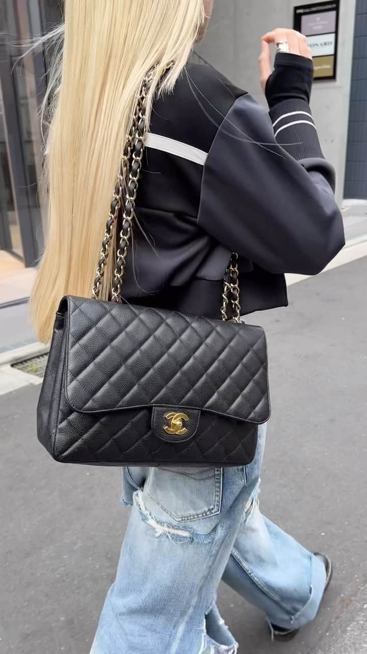 Vintage Brand Boutique AMOREのインスタグラム：「Vintage Caviar Jumbo Flap Shoulder Bag  Product code : 59357  #chanelbag #chanelvintage #chanelclassic #chanelcf #chanellover」