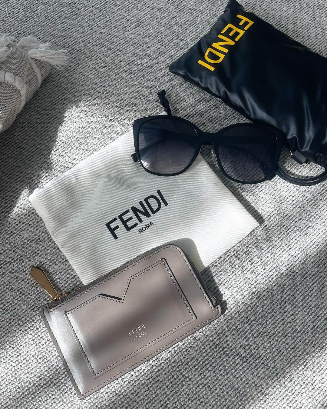 大崎佑実のインスタグラム：「⁡ ⁡ FENDIの小物はシンプルなデザインが多くて 長く使えそうだから、お気に入り🫶 ⁡ 色味や革の質感も品があって素敵...☽ ⁡ #FENDI #ミニ財布」