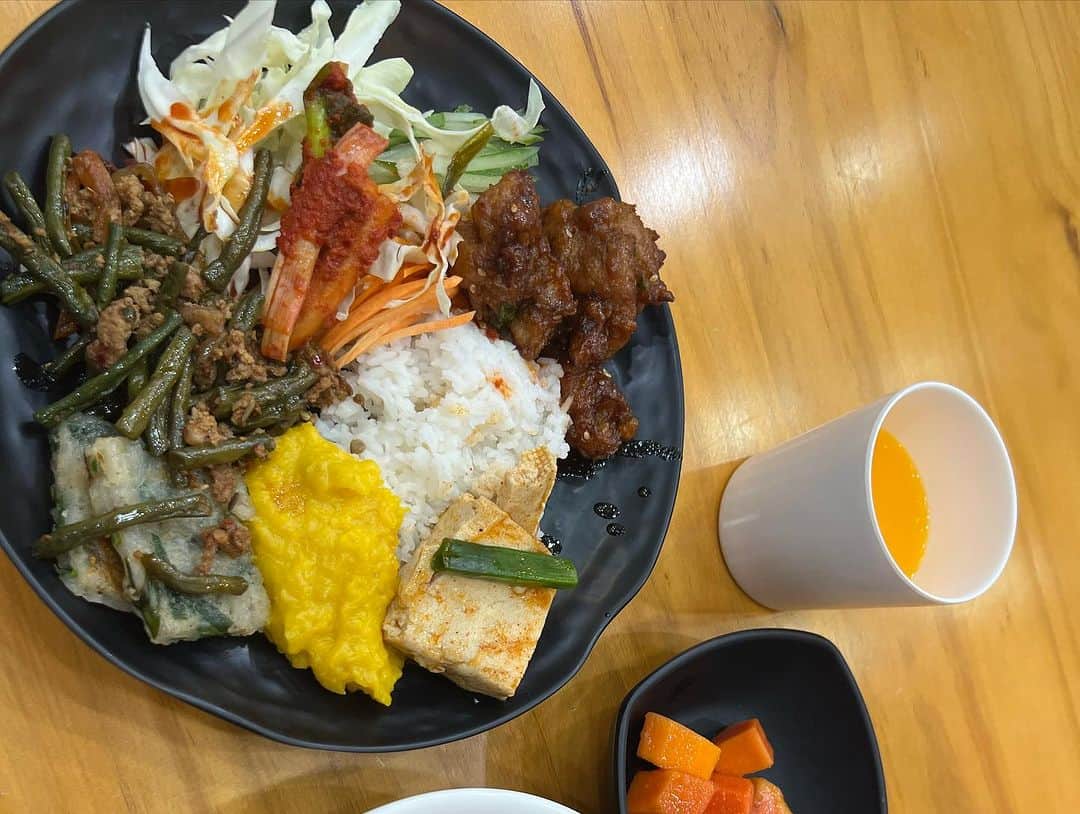 蒼真海（まみへえ）さんのインスタグラム写真 - (蒼真海（まみへえ）Instagram)「#pr 🇵🇭🇵🇭🇵🇭 今日は学校の食事シリーズ🍽️ ㅤㅤㅤㅤㅤㅤㅤㅤㅤㅤㅤㅤ @cella_cebu  韓国資本だから韓国料理が 多いけど たまにそば、そうめんの ヌードル系や 昨日はパクチー🌿を スープに自由に入れれる スタイルでテンション上がった！ ㅤㅤㅤㅤㅤㅤㅤㅤㅤㅤㅤㅤ 韓国料理といっても 全部が辛いわけじゃなくて 苦手な人でもなんだかんだ 選んで食べれるから そんな困ることなさそうだったよ✨ ㅤㅤㅤㅤㅤㅤㅤㅤㅤㅤㅤㅤ 食事は 朝7:00〜 昼12:00ぐらい〜 夜18:00〜 休日だけブランチとディナーの2回！ ㅤㅤㅤㅤㅤㅤㅤㅤㅤㅤㅤㅤ 食事は正直期待してなくて ダイエットできるじゃん！ って思ったら 普通に美味しくて食べてる🤣 ㅤㅤㅤㅤㅤㅤㅤㅤㅤㅤㅤㅤダイエット失敗😞笑笑 ㅤㅤㅤㅤㅤㅤㅤㅤㅤㅤㅤㅤ 日本の女の子は皆同じ考えで 来てるようで皆ダイエット 失敗してました笑 ㅤㅤㅤㅤㅤㅤㅤㅤㅤㅤㅤㅤ そのぐらい食事には困らない🤭🤭 ㅤㅤㅤㅤㅤㅤㅤㅤㅤㅤㅤㅤ ㅤㅤㅤㅤㅤㅤㅤㅤㅤㅤㅤㅤ  #CELLApremium #フィリピン留学 #語学留学 #セブ留学 #フィリピン留学 #語学学校 #セラプレミアム #セブ #cebucity」11月17日 11時56分 - mami_0110