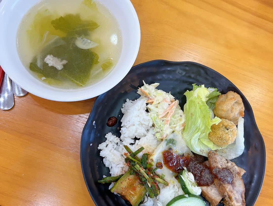 蒼真海（まみへえ）さんのインスタグラム写真 - (蒼真海（まみへえ）Instagram)「#pr 🇵🇭🇵🇭🇵🇭 今日は学校の食事シリーズ🍽️ ㅤㅤㅤㅤㅤㅤㅤㅤㅤㅤㅤㅤ @cella_cebu  韓国資本だから韓国料理が 多いけど たまにそば、そうめんの ヌードル系や 昨日はパクチー🌿を スープに自由に入れれる スタイルでテンション上がった！ ㅤㅤㅤㅤㅤㅤㅤㅤㅤㅤㅤㅤ 韓国料理といっても 全部が辛いわけじゃなくて 苦手な人でもなんだかんだ 選んで食べれるから そんな困ることなさそうだったよ✨ ㅤㅤㅤㅤㅤㅤㅤㅤㅤㅤㅤㅤ 食事は 朝7:00〜 昼12:00ぐらい〜 夜18:00〜 休日だけブランチとディナーの2回！ ㅤㅤㅤㅤㅤㅤㅤㅤㅤㅤㅤㅤ 食事は正直期待してなくて ダイエットできるじゃん！ って思ったら 普通に美味しくて食べてる🤣 ㅤㅤㅤㅤㅤㅤㅤㅤㅤㅤㅤㅤダイエット失敗😞笑笑 ㅤㅤㅤㅤㅤㅤㅤㅤㅤㅤㅤㅤ 日本の女の子は皆同じ考えで 来てるようで皆ダイエット 失敗してました笑 ㅤㅤㅤㅤㅤㅤㅤㅤㅤㅤㅤㅤ そのぐらい食事には困らない🤭🤭 ㅤㅤㅤㅤㅤㅤㅤㅤㅤㅤㅤㅤ ㅤㅤㅤㅤㅤㅤㅤㅤㅤㅤㅤㅤ  #CELLApremium #フィリピン留学 #語学留学 #セブ留学 #フィリピン留学 #語学学校 #セラプレミアム #セブ #cebucity」11月17日 11時56分 - mami_0110