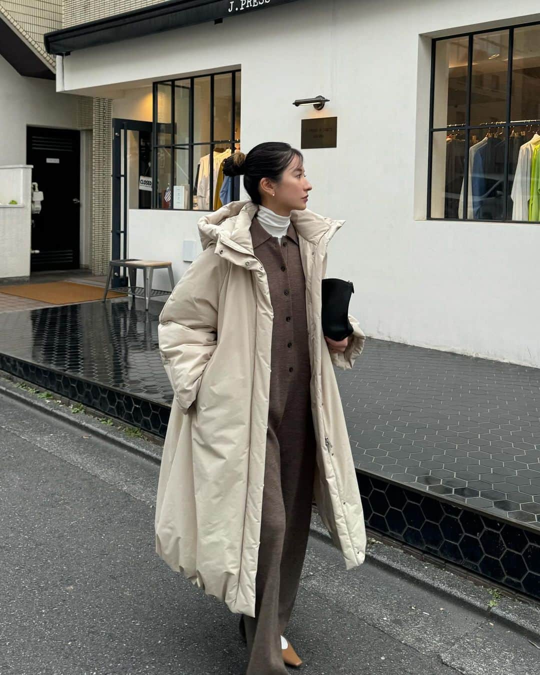 松本恵奈のインスタグラム：「こんにちは。モンスターダウンのアイボリー♡ 実は♡こちらのお色はまだ詳細は秘密なんですが POP UPの限定色となっています♡ アイボリーも可愛すぎて諦めれなかったのでPOP UP用に作っちゃいました。笑 BLKとはまた違う印象でこちらも可愛いです○ 是非お楽しみにー♡ 合わせているニットオールインワンは発売中なので こちらも是非checkしてみてくださいね♡ #clane #popup #限定色」