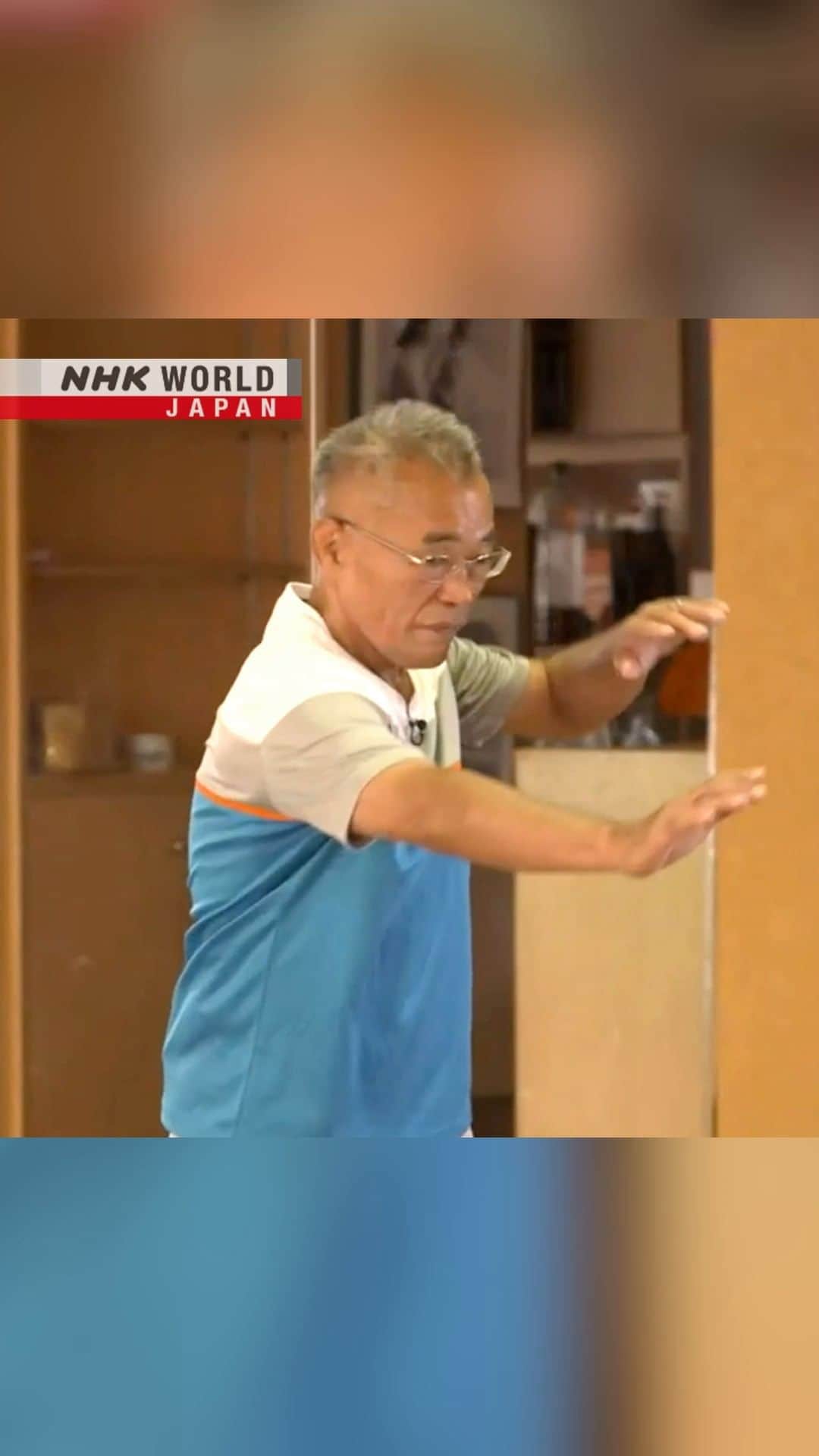 NHK「WORLD-JAPAN」のインスタグラム：「This exercise is inspired by the training routine of sumo wrestlers (rikishi).  It's called ‘teppo’ and teaches rikishi the basics of pushing out their opponent while helping strengthen their shoulder blades. 💪  In sumo training it's usually done against a pillar but former rikishi, Matsuda Tetsuhiro, has modified it so it can be done anywhere.  Matsuda-san says focus only on moving your bones.  It should engage your shoulder blades and coordinate your entire body from the arms to the shoulder blades, hips, knees and feet. 💪🦵😁 . 👉For full instructions｜See｜Medical Frontiers: Tackling Heart Failure Through the Kidneys｜Video available Free On Demand｜NHK WORLD-JAPAN website.👀 . 👉Do not do anything that causes pain. . 👉Tap in Stories/Highlights to get there.👆 . 👉Follow the link in our bio for more on the latest from Japan. . 👉If we’re on your Favorites list you won’t miss a post. . . #sumoexercise #exercise #exerciseanywhere #strengthenyourbody #松田哲博 #teppo #armexercise #sumostable #sumotraining #sumo #相撲 #sumojapan #sumowrestler #rikishi #japanesesumo #sumowrestling #discoverjapan #hiddenjapan #healthandfitness #japaneseculture #japanesetradition #medicalfrontiers #japan #nhkworldjapan」