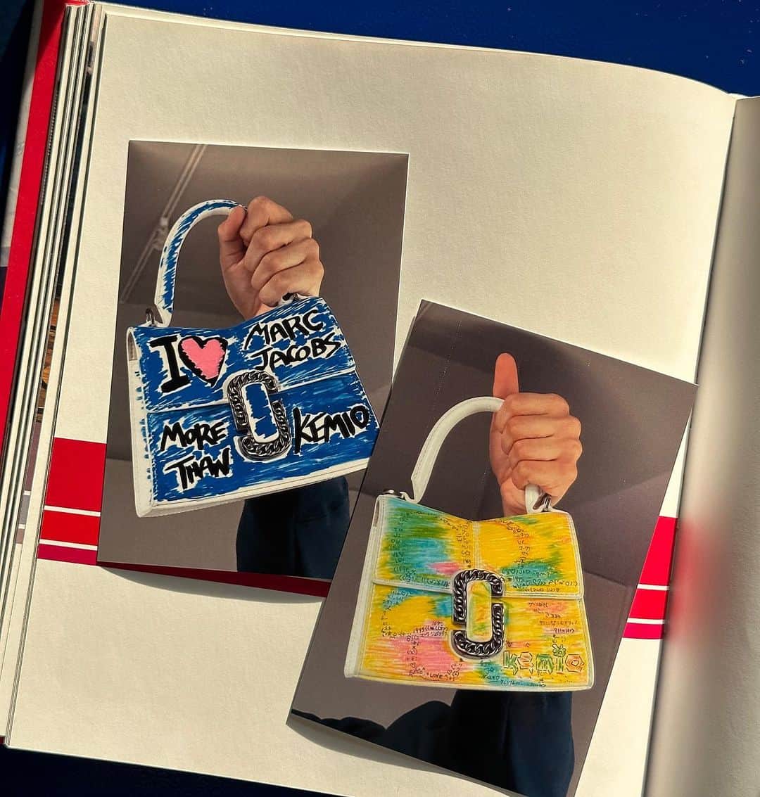 けみおさんのインスタグラム写真 - (けみおInstagram)「この度Marc Jacobsとコラボレーションバッグを制作させていただきました☆〜（ゝ。∂）💙🌼 僕が直筆イラストした5つのバッグをプロフィールのURLより抽選販売！デイジーのお花はMarc Jacobsにとってとても大事な存在とお話を伺いました、なので僕の大好きでよく使うトレードマークでもあるこのお花をベースに制作しました✨11月23日大阪で行われる期間限定ストアでは、購入された方へ僕から直接お渡ししまーす！みんなに会えるの楽しみにしてます（＾Ｏ＾☆♪  My bags for Marc Jacobs, available exclusively at the pop-up in Osaka 💙 👜 🇯🇵」11月17日 11時53分 - mmkemio