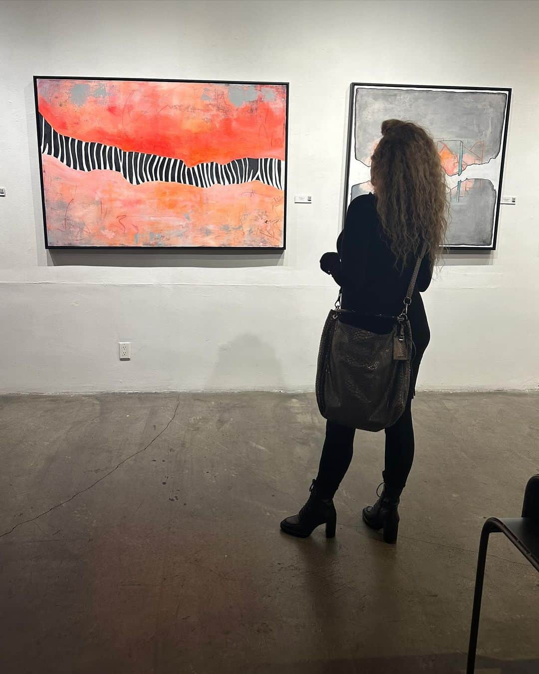 ジェネビーブ・モートンさんのインスタグラム写真 - (ジェネビーブ・モートンInstagram)「Beautiful exhibit of Karla Carranza’s work tonight @jenhollidayx @keriannmkimball @kimballentertainment」11月17日 11時53分 - genevievemorton