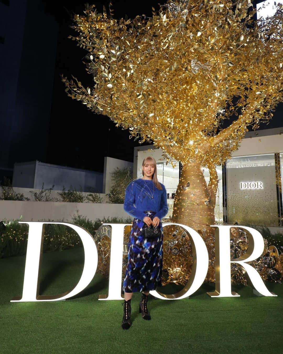 江村美咲のインスタグラム：「DIOR HOLIDAY POP UP🎄 ⁡ 大変光栄な事に @dior のホリデーpop upにお邪魔させていただきました🥲 蝶々尽くしの店内と、イルミネーションがとても綺麗でした🦋🤍  期間:11/18〜12/25 場所:表参道交差点  皆様もこの機会に是非訪れてみてください✨  hair&makeup: @annashimazaki.com77  ⁡  #DiorCruise #ディオールホリデーポップアップ #ディオールファインジュエリー#SupportedByDior」