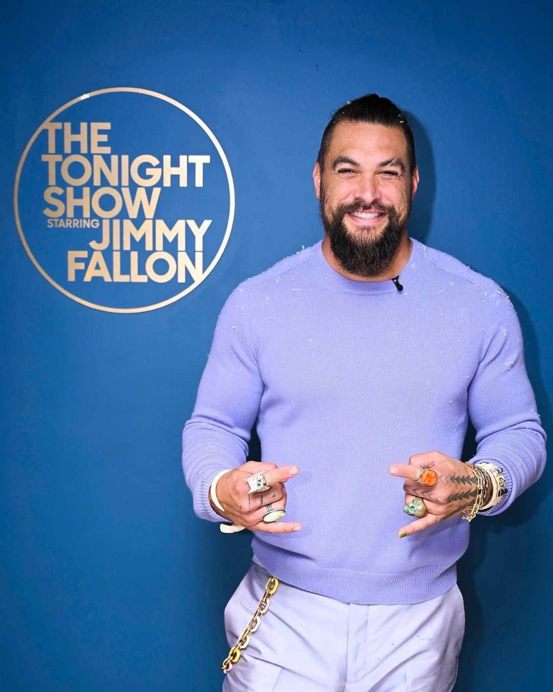 ジェイソン・モモアのインスタグラム：「@prideofgypsies is here to talk @nbcsnl and @aquamanmovie! #Aquaman #FallonTonight   📷 @toddowyoung」