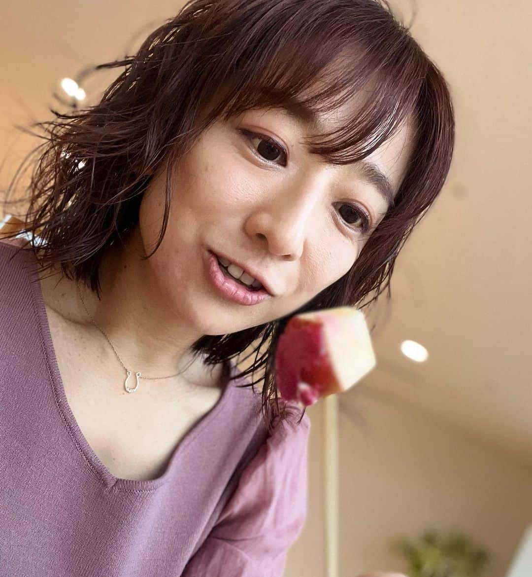 佐藤彩さんのインスタグラム写真 - (佐藤彩Instagram)「りんご飴🍎  最近、りんご飴専門店が増えてきました！  . 11月10日、北24条駅の近くにオープンした 林檎堂のりんご飴は りんご自体がとっても美味しくて😳 そのとき1番美味しいりんごを厳選しているそうです！  りんご飴は8種類🍎 私はダブルベリーホワイトチョコをいただきました☺️ .  カットされたものを食べてみたイメージは 飴というよりも りんごが主役の新しいスイーツ？という感じかな🤔  パリパリ食感もりんごのジューシーさも良くて 口の中で甘さのハーモニーが重なるイメージ✨  お祭りで食べたりんご飴とまた違った味わいの 美味しさでした☺️  ●林檎堂 札幌北24条店 @hokkaido.ringodou   #りんご飴 #りんご飴専門店 #林檎堂 #フルーツ飴 #札幌スイーツ #彩の街角ネクストフォーカス でご紹介」11月17日 12時04分 - hbc_ayasato