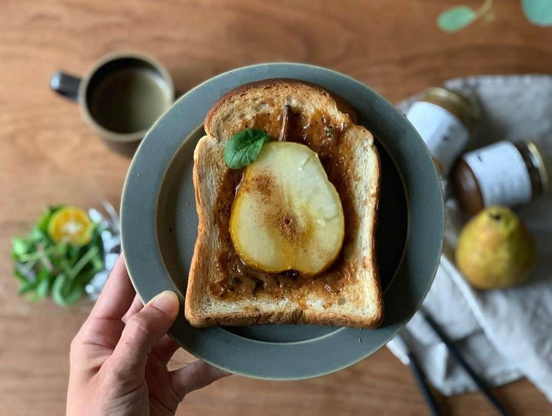 ムクリ［mukuri］さんのインスタグラム写真 - (ムクリ［mukuri］Instagram)「一日の中で一番楽しい時間。見て食べて美味しい毎日の朝ごパン  今回の読みものは @haru._.na12 さんのお話です。  毎日の食卓に並ぶharuさんの 美味しそうな朝ごパン。  もともとパンが大好きだったという haruさんが朝ごパンを楽しむきっかけは 素敵な器との出会いからでした。  アレンジトーストやワンプレートなど バラエティ豊かで見た目も美しく 美味しそうな朝ごパンを ぜひ、ご覧くださいね♩  –––––––––––––––––– ムクリ公式アカウントでは くらしの中にある"好き"や"コダワリ"を毎日お届け。  インテリア、整理収納から家づくりなど 日常で参考になる情報から サラッと読める短編コラムまで ご紹介していますのでフォローしてぜひご覧ください。 ▶︎ @mukuri_official ・  「 #ムクリ 」のタグもいつも楽しく拝見しています☺️  オリジナルブランドは @daily_mukuri  くらしの中にあったらいいいな、 そんな商品を企画・制作、集めています。 ––––––––––––––––––  #ワンプレートごはん#パンケーキ #パンケーキタワー #ホットケーキ #コーヒーのある暮らし #コーヒータイム #朝食プレート #朝ごパン #パンとコーヒー #器のある暮らし #テーブルフォト #餐桌風景 #パンスタグラム #pancakes🥞 #いちごジャム #手作りジャム#くらしの編集#ムクリ」11月17日 12時05分 - mukuri_official