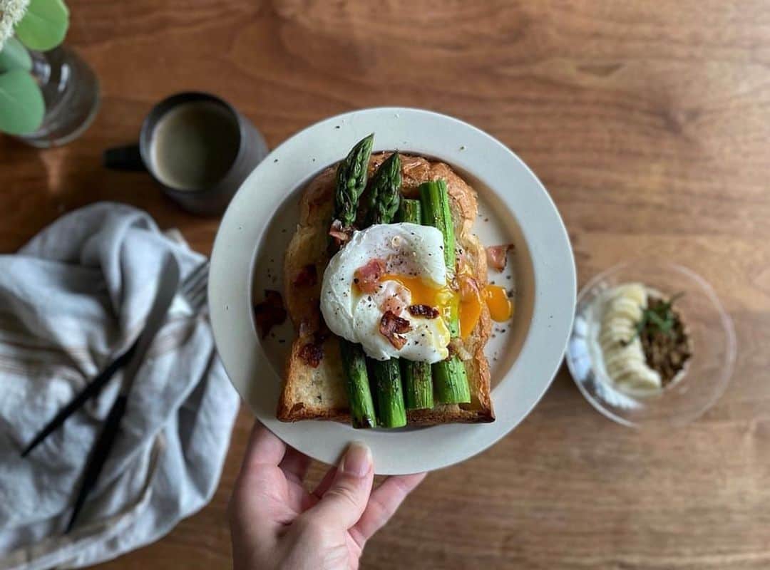 ムクリ［mukuri］さんのインスタグラム写真 - (ムクリ［mukuri］Instagram)「一日の中で一番楽しい時間。見て食べて美味しい毎日の朝ごパン  今回の読みものは @haru._.na12 さんのお話です。  毎日の食卓に並ぶharuさんの 美味しそうな朝ごパン。  もともとパンが大好きだったという haruさんが朝ごパンを楽しむきっかけは 素敵な器との出会いからでした。  アレンジトーストやワンプレートなど バラエティ豊かで見た目も美しく 美味しそうな朝ごパンを ぜひ、ご覧くださいね♩  –––––––––––––––––– ムクリ公式アカウントでは くらしの中にある"好き"や"コダワリ"を毎日お届け。  インテリア、整理収納から家づくりなど 日常で参考になる情報から サラッと読める短編コラムまで ご紹介していますのでフォローしてぜひご覧ください。 ▶︎ @mukuri_official ・  「 #ムクリ 」のタグもいつも楽しく拝見しています☺️  オリジナルブランドは @daily_mukuri  くらしの中にあったらいいいな、 そんな商品を企画・制作、集めています。 ––––––––––––––––––  #ワンプレートごはん#パンケーキ #パンケーキタワー #ホットケーキ #コーヒーのある暮らし #コーヒータイム #朝食プレート #朝ごパン #パンとコーヒー #器のある暮らし #テーブルフォト #餐桌風景 #パンスタグラム #pancakes🥞 #いちごジャム #手作りジャム#くらしの編集#ムクリ」11月17日 12時05分 - mukuri_official