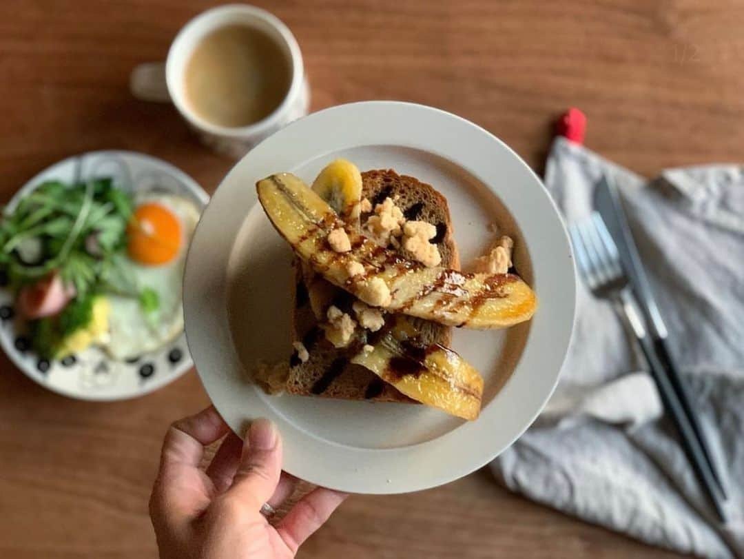 ムクリ［mukuri］さんのインスタグラム写真 - (ムクリ［mukuri］Instagram)「一日の中で一番楽しい時間。見て食べて美味しい毎日の朝ごパン  今回の読みものは @haru._.na12 さんのお話です。  毎日の食卓に並ぶharuさんの 美味しそうな朝ごパン。  もともとパンが大好きだったという haruさんが朝ごパンを楽しむきっかけは 素敵な器との出会いからでした。  アレンジトーストやワンプレートなど バラエティ豊かで見た目も美しく 美味しそうな朝ごパンを ぜひ、ご覧くださいね♩  –––––––––––––––––– ムクリ公式アカウントでは くらしの中にある"好き"や"コダワリ"を毎日お届け。  インテリア、整理収納から家づくりなど 日常で参考になる情報から サラッと読める短編コラムまで ご紹介していますのでフォローしてぜひご覧ください。 ▶︎ @mukuri_official ・  「 #ムクリ 」のタグもいつも楽しく拝見しています☺️  オリジナルブランドは @daily_mukuri  くらしの中にあったらいいいな、 そんな商品を企画・制作、集めています。 ––––––––––––––––––  #ワンプレートごはん#パンケーキ #パンケーキタワー #ホットケーキ #コーヒーのある暮らし #コーヒータイム #朝食プレート #朝ごパン #パンとコーヒー #器のある暮らし #テーブルフォト #餐桌風景 #パンスタグラム #pancakes🥞 #いちごジャム #手作りジャム#くらしの編集#ムクリ」11月17日 12時05分 - mukuri_official