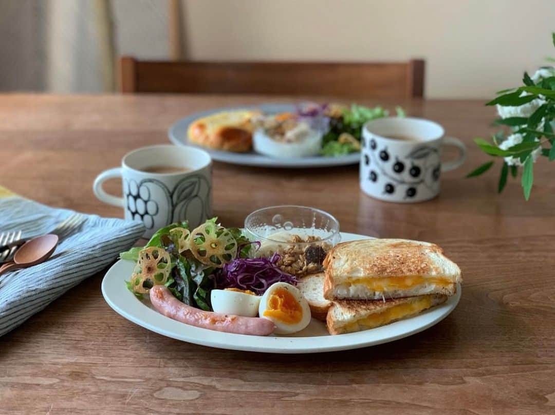 ムクリ［mukuri］さんのインスタグラム写真 - (ムクリ［mukuri］Instagram)「一日の中で一番楽しい時間。見て食べて美味しい毎日の朝ごパン  今回の読みものは @haru._.na12 さんのお話です。  毎日の食卓に並ぶharuさんの 美味しそうな朝ごパン。  もともとパンが大好きだったという haruさんが朝ごパンを楽しむきっかけは 素敵な器との出会いからでした。  アレンジトーストやワンプレートなど バラエティ豊かで見た目も美しく 美味しそうな朝ごパンを ぜひ、ご覧くださいね♩  –––––––––––––––––– ムクリ公式アカウントでは くらしの中にある"好き"や"コダワリ"を毎日お届け。  インテリア、整理収納から家づくりなど 日常で参考になる情報から サラッと読める短編コラムまで ご紹介していますのでフォローしてぜひご覧ください。 ▶︎ @mukuri_official ・  「 #ムクリ 」のタグもいつも楽しく拝見しています☺️  オリジナルブランドは @daily_mukuri  くらしの中にあったらいいいな、 そんな商品を企画・制作、集めています。 ––––––––––––––––––  #ワンプレートごはん#パンケーキ #パンケーキタワー #ホットケーキ #コーヒーのある暮らし #コーヒータイム #朝食プレート #朝ごパン #パンとコーヒー #器のある暮らし #テーブルフォト #餐桌風景 #パンスタグラム #pancakes🥞 #いちごジャム #手作りジャム#くらしの編集#ムクリ」11月17日 12時05分 - mukuri_official