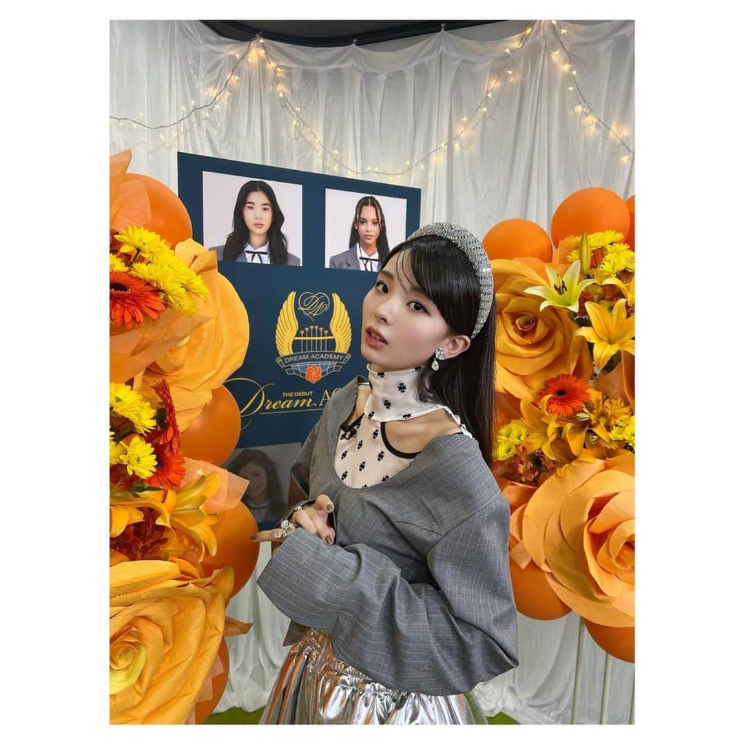 のインスタグラム：「． ． 11/17  今夜22:00からABEMAで放送!  『日本人出場者 緊急出演!HYBEオーディション ミッション3振り返りSP』 に出演致します❄️ ． 世界を舞台に活躍した日本人練習生たちが…まさかの…なのです！ ． さらに難易度があがったミッション3も振り返っています! みなさんも一緒に ドリアカ を楽しみましょう♡ ． 素敵なお衣装👗 Tops, Skirt, Bottoms @sorin__official  Headband @abiste_official  Earrings,Blacelet,Ring @phthalo_jewelry  Boots @dianashoespress  ． ．」