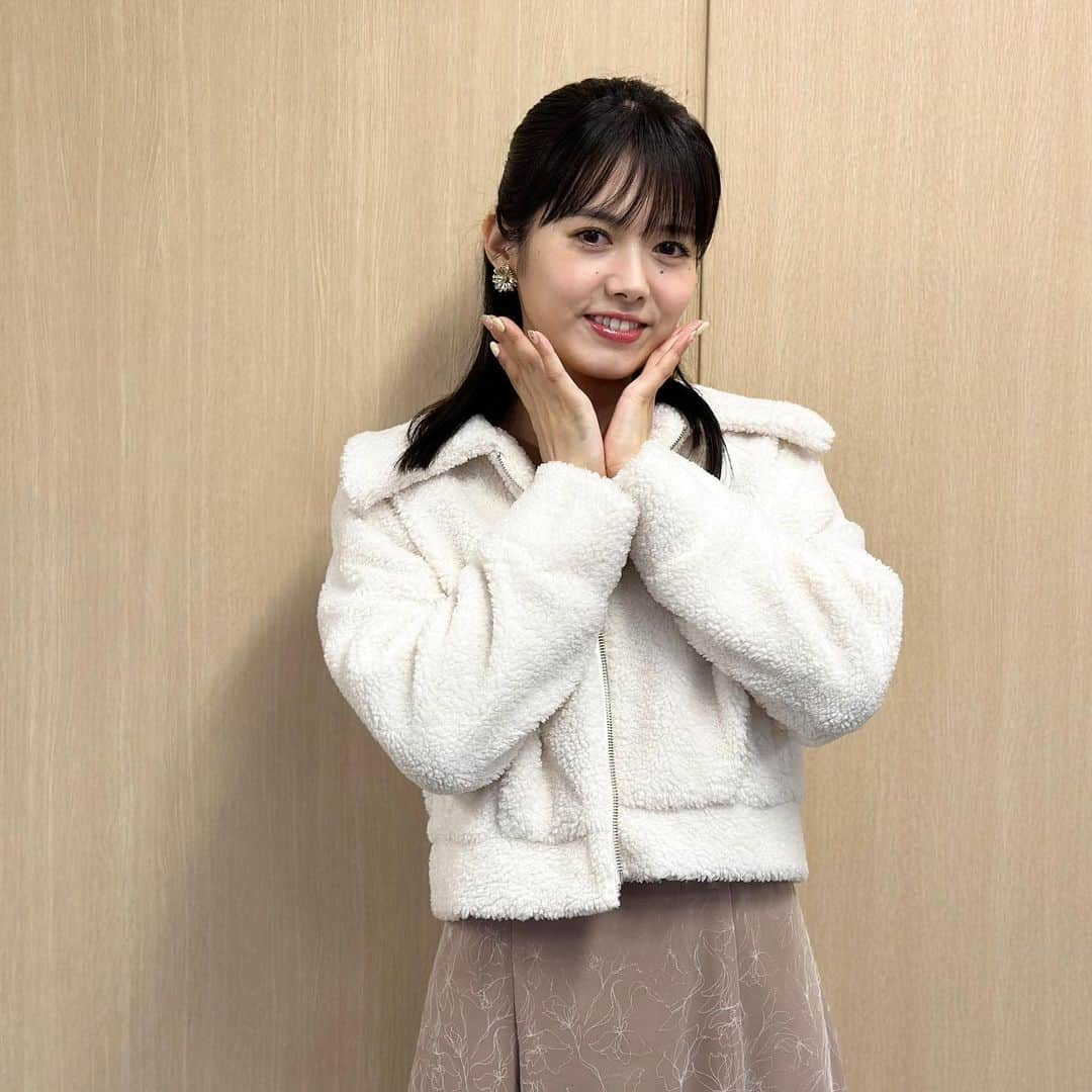 フジテレビ「めざましテレビ」さんのインスタグラム写真 - (フジテレビ「めざましテレビ」Instagram)「ファッション雑誌CanCamとコラボした お天気コーナー「きょう何着て行く？」 谷尻萌のコーデを紹介♪  11月17日（金）  【今日のコーデ】 🌟ブルゾン☞ @and.couture １万3200円 🌟ワンピース☞ @and.couture １万7600円 🌟靴☞ @dianashoespress ３万1900円  🌟イヤリング☞ @phoebe_official 2970円  【コーデのポイント】 思わず触れたくなるふわふわのボアジャケットで、冬ならではのウォーミーなかわいさをまといました❄️⛸️ まろやかな白なら、そのふんわり感がさらに際立ちます⛄️ 花柄ワンピに重ねてとことんガーリーに仕上げましょう。    #めざましテレビ #きょう何着て行く？ #谷尻萌 #今日のコーデ #コーデ #CanCam #今日のファッション#ootd #きょう何着て行く？は月〜金朝6時22分ごろ放送📺 #もえちゃん #きれいめコーデ #きれいめカジュアル #大人コーデ #秋コーデ #オフィスカジュアル #上品コーデ #アナウンサー衣装」11月17日 11時58分 - mezamashi.tv