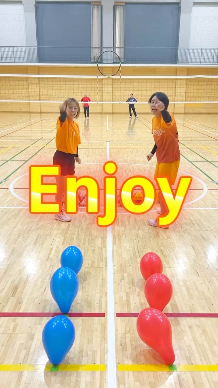 ヘルニア国物語のインスタグラム：「サーブを枠の中に入れて、どっちが早く風船割れるかな！？🎈 . 世界で1番「バレーボール」を楽しんでる集団 The group that enjoys "volleyball" the most in the world.  ヘルニア国物語のフォローお願いします！ Follow👉 @heruniakokumonogatari   バレーをやった事がない人でも楽しめるバレー動画を毎日YouTube、Instagram、TikTokで配信中🔥ヘルニア国物語を見てバレーボールを始める人を100,000万人増やしたい‼️「ヘル国見てバレーボール始めました！」っていうコメントを100,000万人分集めて動画にするのが夢です✨  We are distributing daily volleyball videos on YouTube, Instagram, and TikTok that even people who have never played volleyball can enjoy 🔥We want to increase the number of people who start playing volleyball after watching Tales from HERNIA story by 100,000 people ‼️"I started playing volleyball after watching HERNIA story!" My dream is to collect 100,000 comments saying ✨ and make it into a video.  #ヘル国　 #ヘルニア国物語　 #HERNIAKOKUMONOGATARI  #バレー　 #バレー部　 #バレーボール　 #バレーボールYouTuber  #ハイキュー　 #ハイキュー好きな人と繋がりたい　 #volleyball  #volleyballprayer  #volleyballgirls  #volleyballislife  #volleyballYouTuber  #YouTube  #YouTuber  #スポンサー募集  【オフィシャルスポンサー】 T.si. 様 SHIMPEI様 株式会社Growith様 @growithapp FUJISAN様」