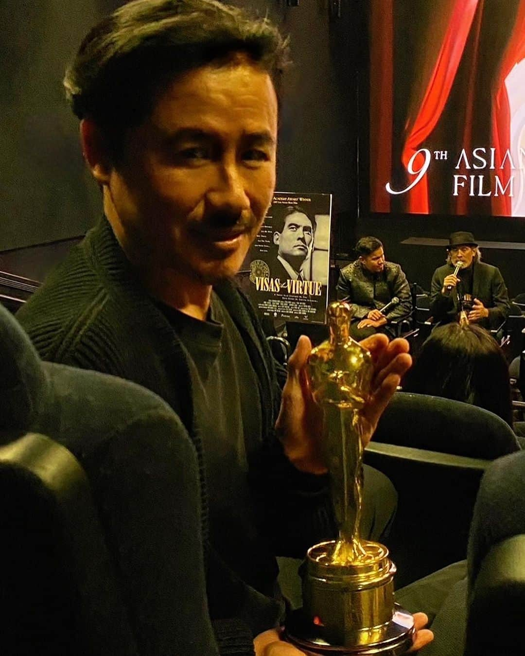 鈴木一真のインスタグラム：「That’s incredible! My hands held a genuine #OscarStatuette  アカデミー賞®受賞短編映画『Visas and Virtue』25周年記念デジタルリマスター版特別上映会に出席しました。このティーチインの間には、なんと実物の #オスカー像 を客席に渡してくださり、会場全体で喜びを分かち合いました！  上映時間の26分間には史実を元に命の尊さと日本人として、侍として誇り高く生きた #杉原千畝 氏の生き様が深く刻まれていました。監督と主演をされた クリスタシマ氏によると、当時はダイバーシティという概念がまだ定着する前なので、現在では考えられない多くの苦労をされたそうです。しかしその血と汗と涙が実り世界各地で絶賛され、遂に最高峰として名高いアカデミー賞®︎を受賞されました。この作品がさらに多くの方々に届き、千畝さんやクリスさんを始め世界に貢献した日系人と日本人のアイデンティティが世界に発信されたらどんなに素晴らしいだろうと強く思いました。  #ショートフィルム の企画を立ち上げた矢先、最高の栄誉を勝ち取った作品を拝見し、更に究極のシンボルに触れる機会に恵まれ、大いに刺激と勇気をいただきました！押忍  #AsianWorldFilmFestival #AWFF #AWFF2023#AcademyAwards #VisasAndVirtue #ShortFilms  #SempoSugihara #ChrisTashima #KazumaSuzuki #鈴木一真」