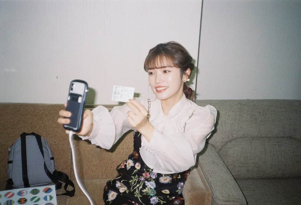 美山加恋のインスタグラム：「発掘写真でオフショット🐴💐  12月23日開催 ＼お渡し会付き2024年ポスターカレンダー販売中‼︎／  https://store.plusmember.jp/shop/products/list.php?category_id=1607」