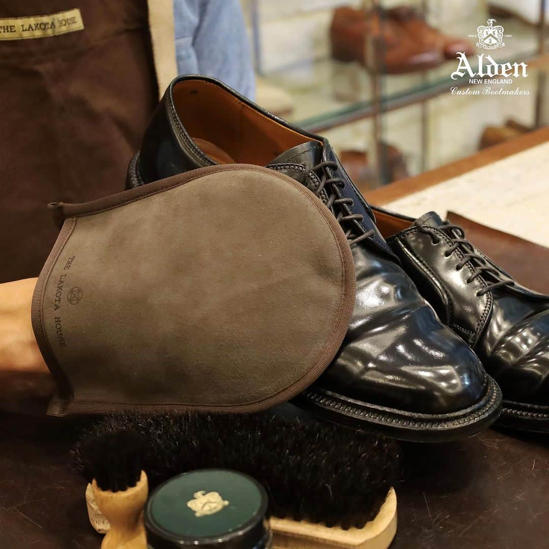 ラコタハウスさんのインスタグラム写真 - (ラコタハウスInstagram)「【SHOE CARE WORKSHOP】  株式会社アールアンドデー様ご協力のもと、Aldenのお手入れを体験できるSHOE CARE WORKSHOPを開催いたします。  今回のイベント内容はコードバンの基礎ケア。 基礎ケアといっても奥が深く、適切なクリームの量やブラッシング、グローブでの乾拭きの重要さをより実感していただける内容となっています。  イベントを通してお気に入りのAldenと向き合う有意義な時間を過ごされてはいかがでしょうか。  ご参加いただいた方にはもれなくラコタハウスオリジナル「ペネトレイトブラシ」をプレゼントいたします。  詳しくは弊社HP内のJOURNALをご覧ください。   □日時: 2023年11月25日(土) □会場: ラコタハウス大阪店 □所要時間: 45分程度 ※ご愛用のAlden(コードバン)を1足ご持参ください。 着用してのご来店可 	  □応募方法  ラコタハウス公式LINEをご登録の上、“希望店舗”、及び“時間枠番号”を下記の時間帯よりご応募ください。  □応募期間 11月17日 (金) 12:00から 11月24日 (金) 18:00まで　　  □ご希望時間枠 ①12:00 ②12:50 ③14:40 ④15:30 ⑤16:20 ⑥17:40 ⑦18:30 ⑧19:20 ご応募の方へはLINEにてご返信させていただきます。  ※アポイント枠は埋まり次第、締め切らせていただきますのでご了承下さい。 　 プロフィール欄記載リンクのLINEをご利用ください。  #alden #aldenshoes #thelakotahouse #shoecare #cordovan #オールデン #ラコタハウス #コードバン #シューケア #革靴 @m.mowbray @randd.shoecare」11月17日 11時59分 - thelakotahouse