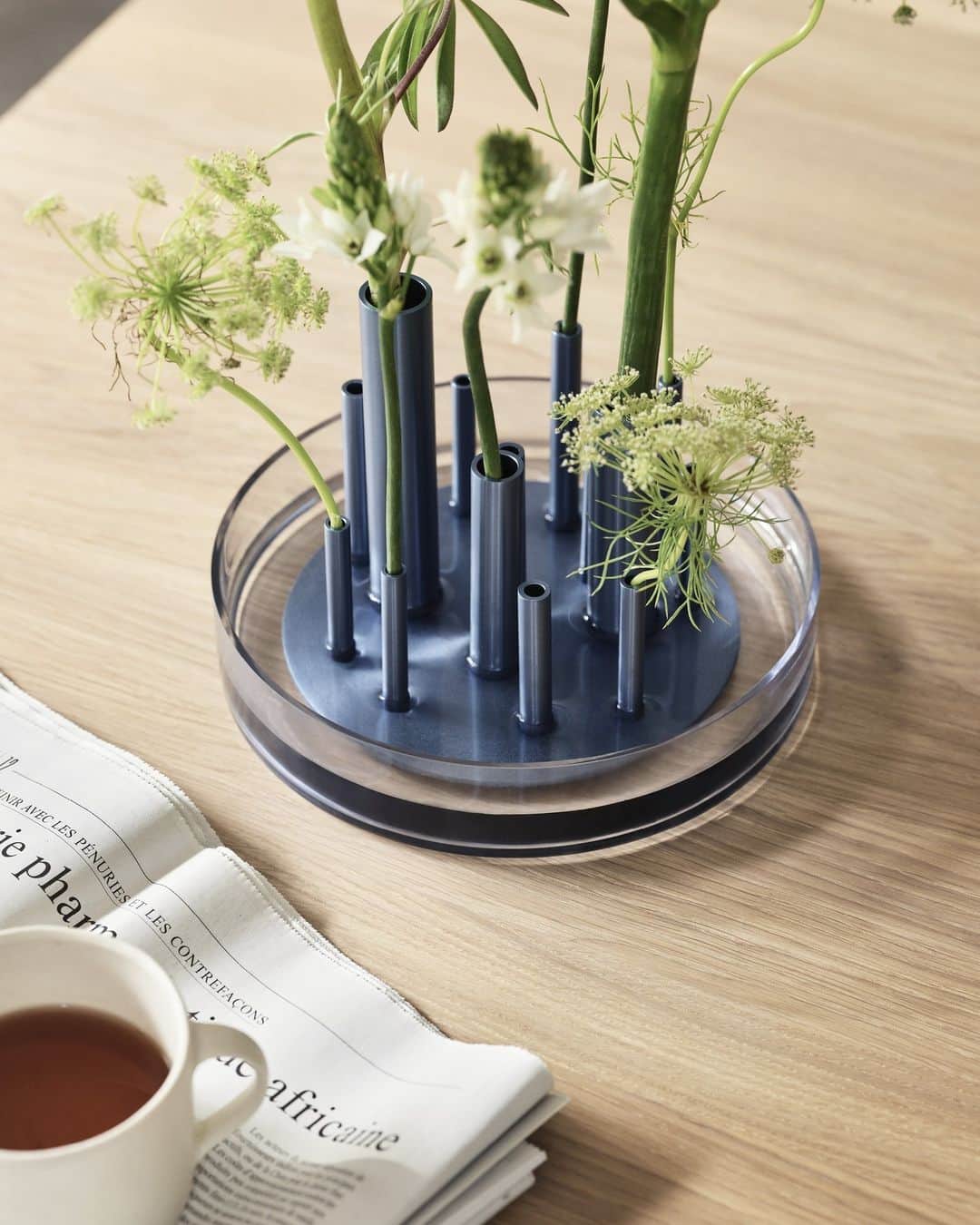 フリッツハンセンのインスタグラム：「Ikeru vases are simple designs for flower arrangements inspired by the Japanese art of ‘Ikebana’. ⁠ ⁠ Metal flutes hold individual stems for a full appreciation of every flower from all angles, while water in the glass tray below keeps flowers fresh. ⁠ ⁠ Designed in collaboration with artist and designer Jaime Hayon. ⁠」