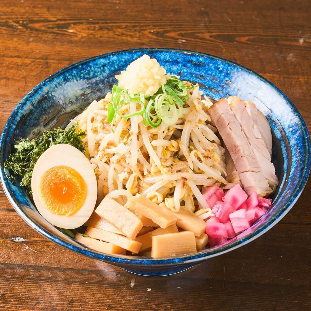 キャナルシティ博多のインスタグラム：「. ／ スペシャルラーメン 明日から登場🍜 ＼  いよいよ明日からラーメンスタジアム22周年祭！  本日は6店舗に登場するスペシャルラーメンの中から2店舗をご紹介✨  ｰｰｰｰｰｰｰｰｰｰｰｰｰｰｰｰｰｰｰｰｰｰｰｰｰｰｰ ①本田ラーメン27号「まぜまぜサブロー」￥1,000 豚骨発祥の地・久留米の実力店が、醤油豚骨の定番メニュー、本田サブローを混ぜそばにアレンジ。国産焼豚をはじめ、地産地消の具材にこだわった逸品！  ②野菜とシーフードの元祖焼きトマトラーメン ￥1,000 看板メニューの元祖トマトラーメンが、焼きラーメンになってお目見え。 ブランドトマトや香味野菜を、じっくり煮込んだスープと特製のソースでこんがり焼き上げました。 ｰｰｰｰｰｰｰｰｰｰｰｰｰｰｰｰｰｰｰｰｰｰｰｰｰｰｰ  食べたい！と思ったら「いいね！」で教えてね😊  #ラーメンスタジアム #ラーメン #canalcityhakata #canalcity #キャナルシティ博多 #キャナルシティ #博多 #福岡 #hakata #fukuoka」