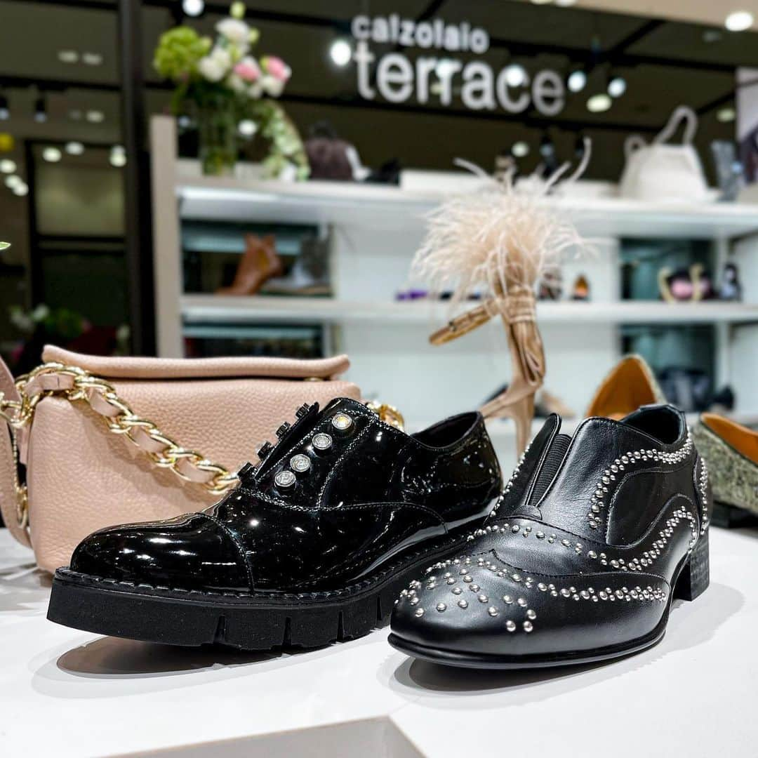 HANKYU.MODEのインスタグラム：「. Terrace LIMITED SHOP At 4F CotocotoStage42 Until 11/21  インポートシューズ「Terrace」。 イタリアミラノコレクションより、2023秋冬コレクションの中からおすすめアイテムをラインアップ。  Pgge1 左)46,750円、右)62,480円  Page3 左)51,480円、右)65,450円  Page4 左)57,750円、右)32,450円  Page5 左)58,080円、右)39,380円  Page6 左)54,780円、右)54,780円  Page7 左)40,480円、右)41,250円  Page8　72,050円  Page9 左)47,850円、右)45,650円  Page10　37,730円  #terrace #テラス #hankyumode #hankyumode23aw #hankyu #shoes #うめはん #阪急うめだ本店 #シューズ #パンプス #メリージェーン #ハイヒール #インポートシューズ」