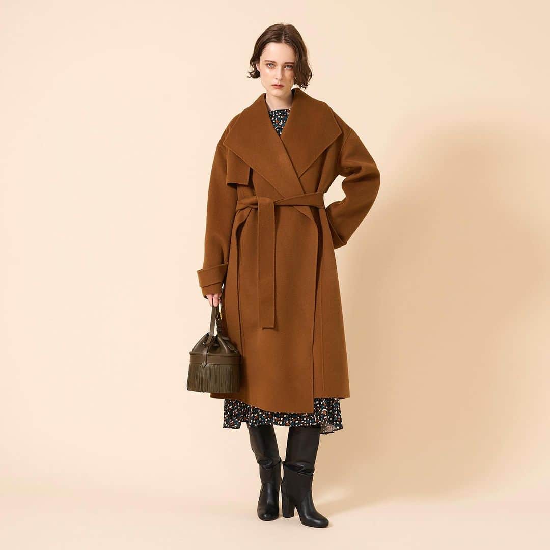 J&M Davidsonのインスタグラム：「カシミヤ混のしなやかなダブルフェイス生地を採用した”WOOL TRENCH/ウールトレンチ”。 丁寧な仕立てと、ボタンレスならではの包み込むようなデザインが、まるでブランケットを纏っているような優しい雰囲気のコート。 ベルトでウエストマークすれば、すっきりと上品なシルエットに。  #jandmdavidson #ジェイアンドエムデヴィッドソン」