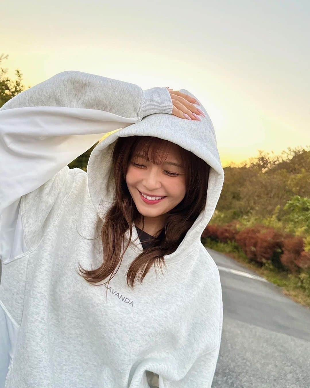 宇野実彩子さんのインスタグラム写真 - (宇野実彩子Instagram)「． この裏起毛パーカーめちゃ着てます⛄️温かいのに軽い。  19日まで福岡で絶賛LAVANDA POPUP開催中です♡  連日たくさんの方が遊びに来てくれて、SOLD OUTになる商品も!!  ありがとう。  寒くなってきたしアウターなど試着してみてね。  メンズにも着て欲しいオーバーサイズもご用意してるよ。  シルエットや着心地など細部までこだわったアイテム達、ぜひお手に取って頂けたら嬉しいです🫶🏻」11月17日 12時00分 - misako_uno_aaa