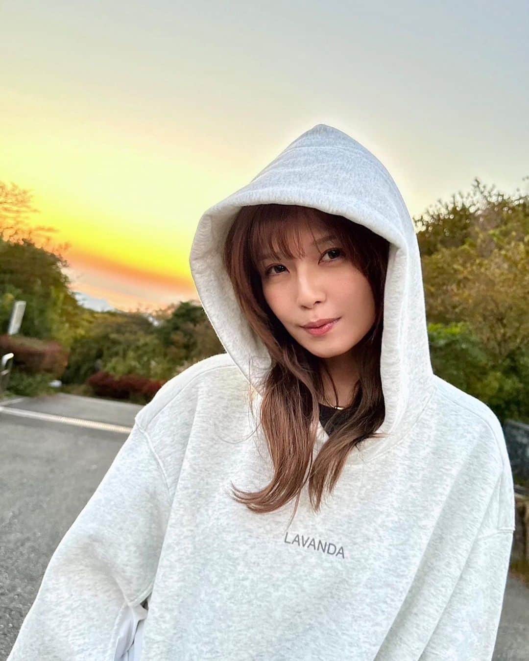 宇野実彩子のインスタグラム：「． この裏起毛パーカーめちゃ着てます⛄️温かいのに軽い。  19日まで福岡で絶賛LAVANDA POPUP開催中です♡  連日たくさんの方が遊びに来てくれて、SOLD OUTになる商品も!!  ありがとう。  寒くなってきたしアウターなど試着してみてね。  メンズにも着て欲しいオーバーサイズもご用意してるよ。  シルエットや着心地など細部までこだわったアイテム達、ぜひお手に取って頂けたら嬉しいです🫶🏻」