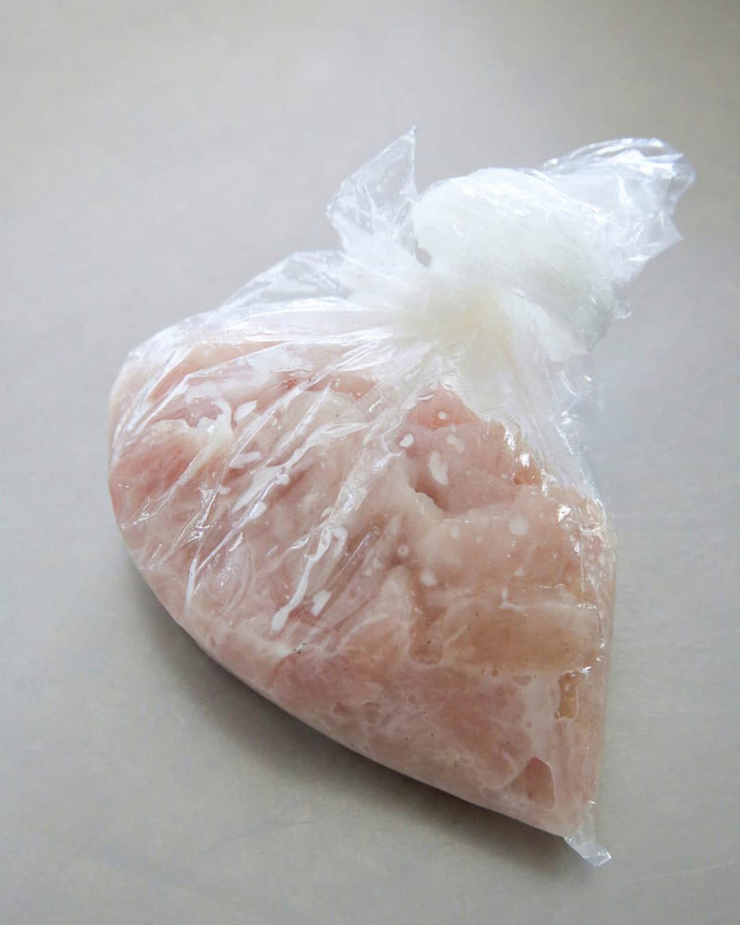 おうちごはん編集部さんのインスタグラム写真 - (おうちごはん編集部Instagram)「【#鶏むね肉の青椒肉絲】#レシピ あり▼  中華メニューの中でも人気の高い「青椒肉絲」は、お肉からタンパク質、ピーマンからビタミンCがしっかりとれる優秀レシピ✨  千切りの生姜を入れることでシンプルな食材ながら旨味が際立ち、ごはんのすすむ一品に🍚  豚肉や牛肉で作ることの多いメニューですが、今回は低脂肪で低カロリーかつ高タンパクな優秀食材「鶏むね肉」を使ったヘルシーな青椒肉絲をご紹介します📝  ご飯がすすむので丼やお弁当にもおすすめですよ😄  --------👇レシピ👇---------  鶏むね肉の青椒肉絲  ▼材料（2人分） ・鶏むね肉……1枚（250g） ・ピーマン……3個 ・生姜……1/2かけ  【A】 ・酒……小さじ2 ・塩胡椒……小さじ1/4 ・片栗粉……小さじ2 ・サラダ油……小さじ2  ・ごま油……大さじ1 ・オイスターソース……大さじ1  ▼作り方  1. 鶏むね肉は薄くそぎ切りにしてから繊維を断つように細切りにする。ピーマンも細切り、生姜は千切りにする。  ※鶏むね肉はよく見ると繊維の向きがわかるので、繊維を断つように切ると食感が良くなりおいしく仕上がります。  2. 鶏むね肉とAをポリ袋に入れよく揉む。  3. フライパンにごま油を熱し、生姜と2を入れて強火でほぐすように炒める。肉の色が変わったらピーマンを加えて1分ほど炒める。  4. 3にオイスターソースを加えて全体にからめる。  recipe & photo by @a.jinja  🔽「鶏むね肉の青椒肉絲」のレシピは、おうちごはんの記事でもご紹介しています！ https://ouchi-gohan.jp/3963/  ------------------ ◆このレシピを作ってみたいと思った方は「保存📄」を、おいしそうと思った方はぜひ「いいね♥」してね😚  ◆ #おうちごはんLover を付けて投稿するとおうちごはんの記事やこのアカウント、おうちごはん発信のトレンドリリースなどでご紹介させていただくことがございます。スタッフが毎日楽しくチェックしています♪  ［staff : さっちー］ ------------------  #おうちごはんlover #おうちごはんラバー #ouchigohanlover #ouchigohan #おうちごはん #recipe #レシピ #献立 #ごはん #チンジャオロース #青椒肉絲 #チンジャオロースレシピ #青椒肉絲レシピ #鶏肉 #鶏胸肉 #鶏むね肉 #おうち中華 #鶏肉レシピ #たんぱく質 #ピーマン #生姜 #お弁当 #丼 #おかず #主食 #おかずレシピ」11月17日 12時01分 - ouchigohan.jp