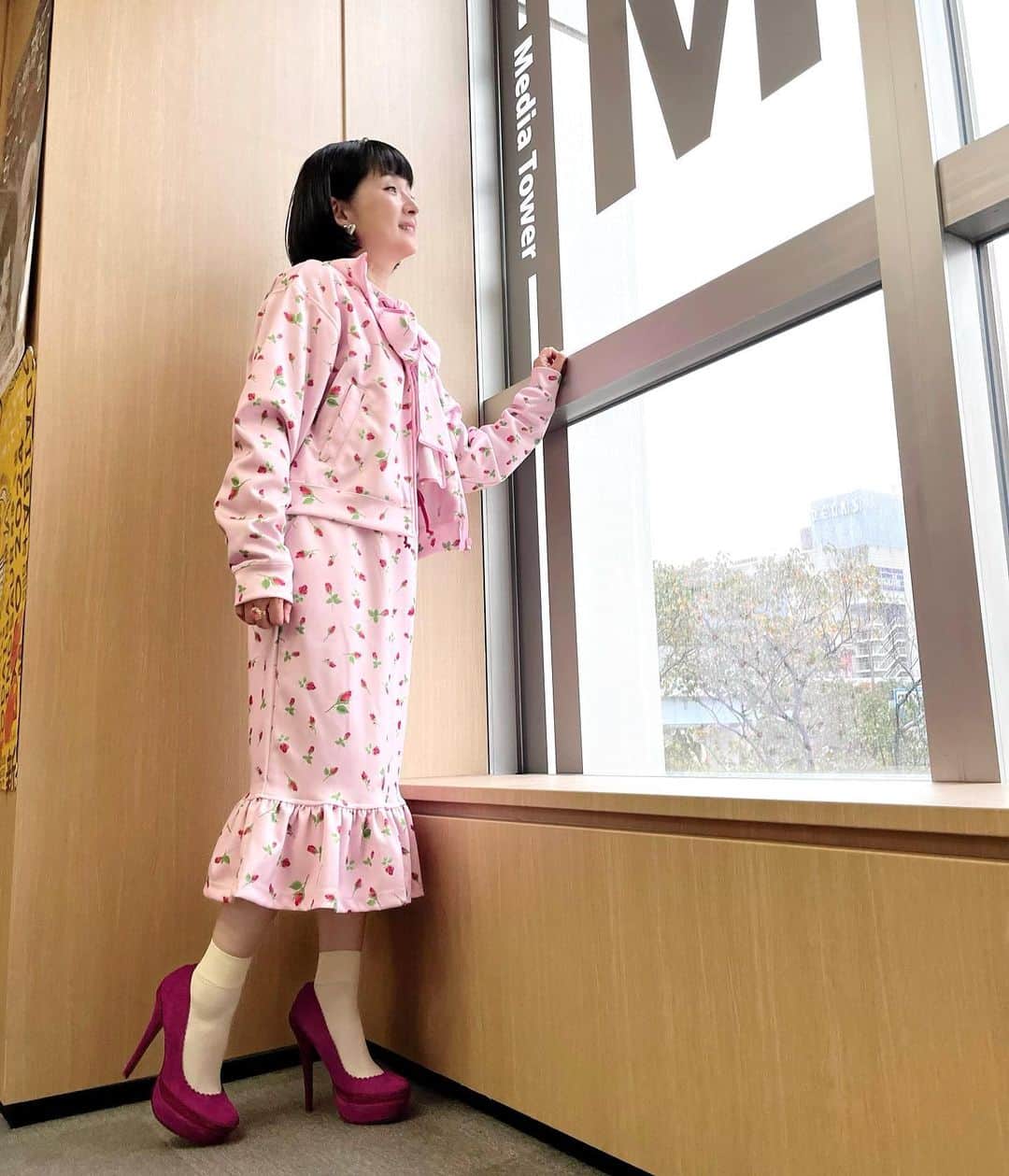 千秋のインスタグラム：「久しぶりに @milk__official_ セットアップ🌹 アクセサリーはネックレス【Pearl is Pearl】 @dorothyinc77777 、イヤリング @wakatsukichinatsu @wcjapan  #ノンストップ #フジテレビ #生放送 #pearlispearl」