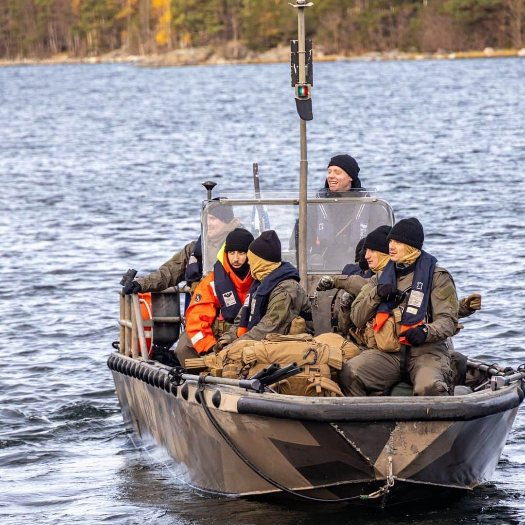 アメリカ海兵隊さんのインスタグラム写真 - (アメリカ海兵隊Instagram)「Rehearsal  📍 Finland (Nov. 2, 2023)  #Marines with @2dmardiv utilize a Finnish G-Class landing craft during trial insertion and extraction drills leading up to exercise Freezing Winds 23 (FW23).   FW23 serves as a venue to increase Finnish Navy readiness and increase U.S., Finland, and NATO partners and Allies interoperability in operational logistics, integrated fires, and amphibious operations in and around Baltic Sea littorals.   📷 (U.S. Marine Corps photos by Lance Cpl. Christian Salazar)  #USMC #AlliesandPartners #MarineCombatArms」11月17日 23時00分 - marines