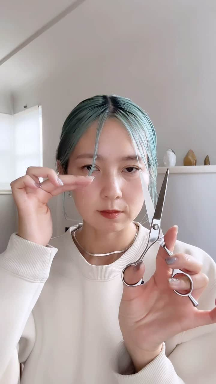 三苫愛のインスタグラム：「Self Bang cut 💇‍♀️ 顔周りだけのカット。前髪が長いのに飽きたけど、短くする勇気のない人にもおすすめです！」