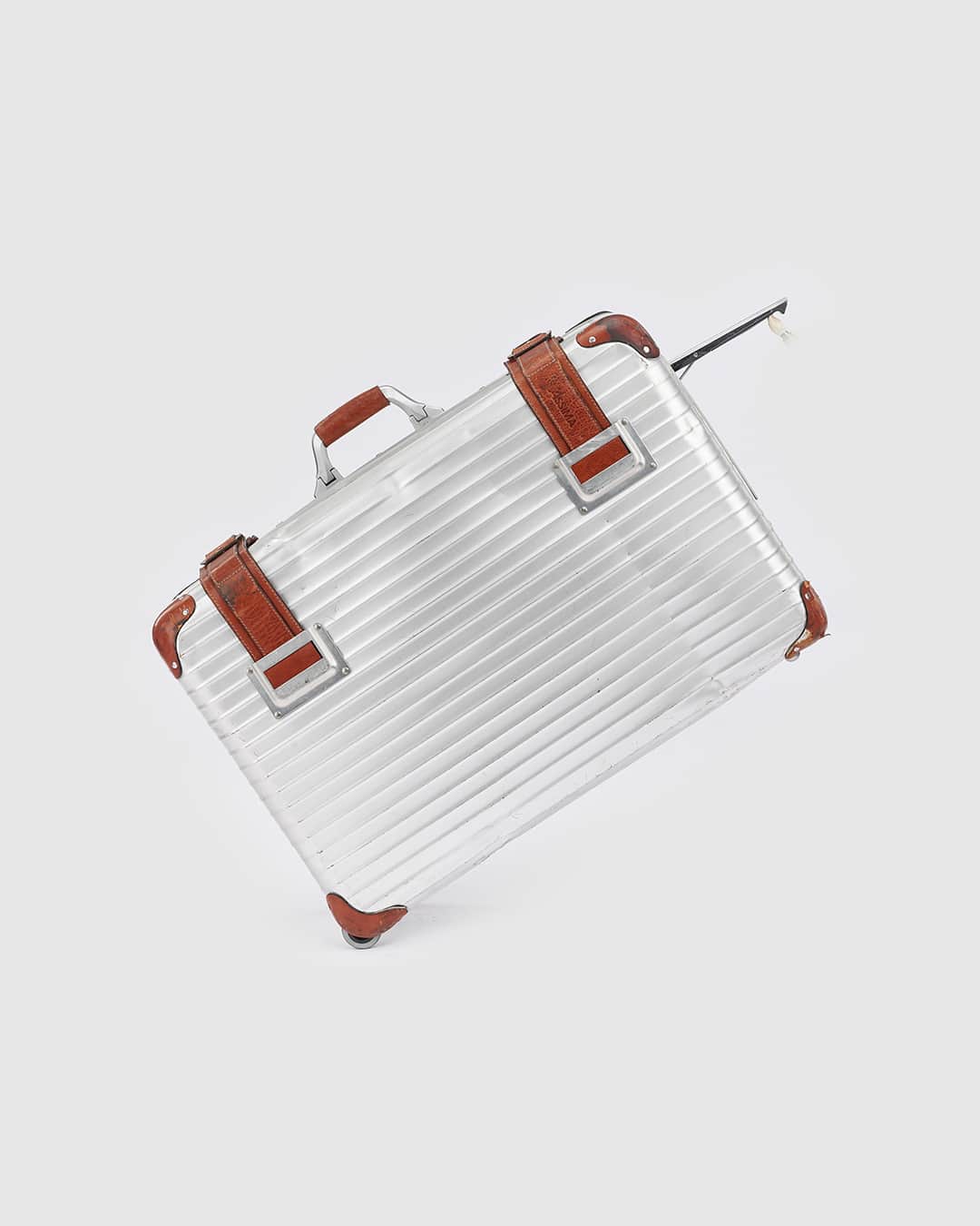 リモワさんのインスタグラム写真 - (リモワInstagram)「First crafted in 1981, the archival Assima suitcase emerged as a hallmark of innovation with its distinctive leather straps, handle, and corners, reflecting RIMOWA’s relentless pursuit of reinvention.  #RIMOWA #RIMOWAarchive」11月17日 23時00分 - rimowa