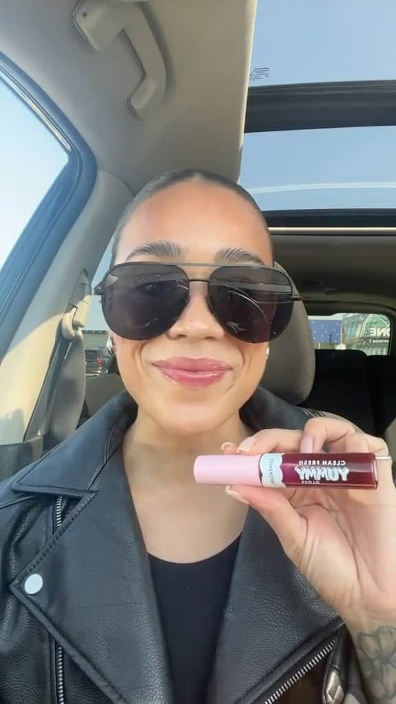 COVERGIRLのインスタグラム：「We’re grateful for Yummy Gloss and so is @beauty.hannahrose 💖  What shade can you never leave home without?   #EasyBreezyBeautiful #Covergirl #YummyGloss」