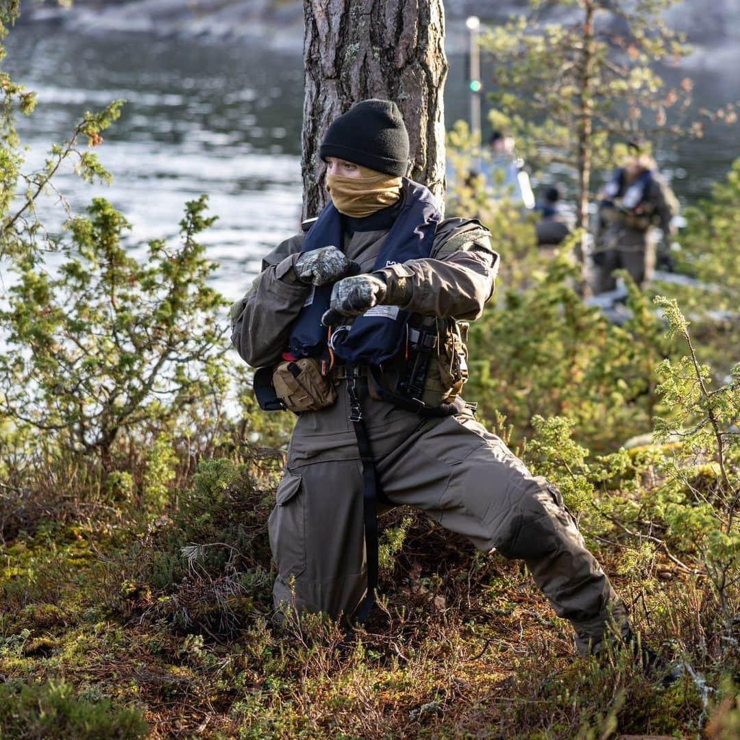 アメリカ海兵隊さんのインスタグラム写真 - (アメリカ海兵隊Instagram)「Rehearsal  📍 Finland (Nov. 2, 2023)  #Marines with @2dmardiv utilize a Finnish G-Class landing craft during trial insertion and extraction drills leading up to exercise Freezing Winds 23 (FW23).   FW23 serves as a venue to increase Finnish Navy readiness and increase U.S., Finland, and NATO partners and Allies interoperability in operational logistics, integrated fires, and amphibious operations in and around Baltic Sea littorals.   📷 (U.S. Marine Corps photos by Lance Cpl. Christian Salazar)  #USMC #AlliesandPartners #MarineCombatArms」11月17日 23時00分 - marines