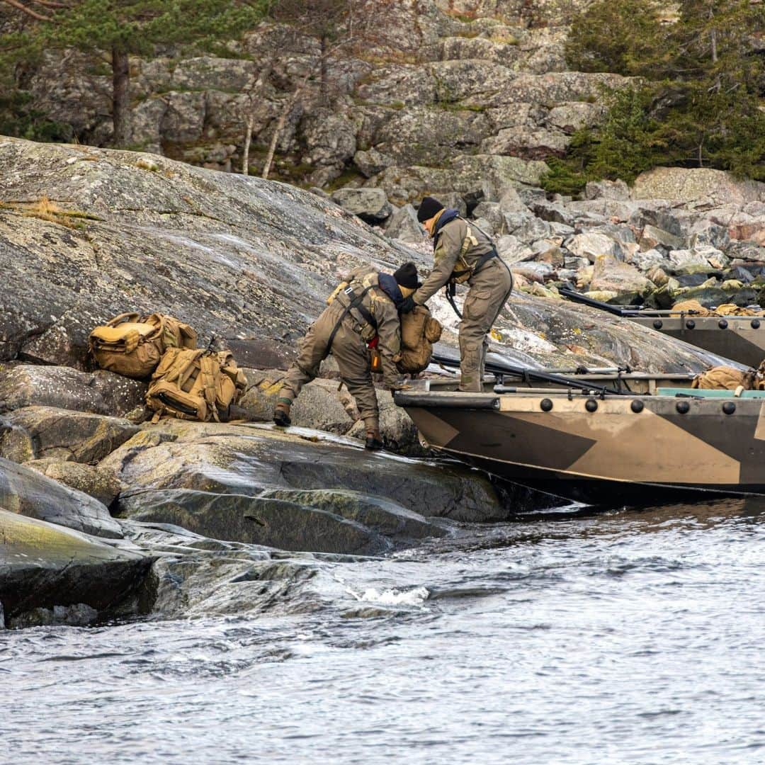 アメリカ海兵隊さんのインスタグラム写真 - (アメリカ海兵隊Instagram)「Rehearsal  📍 Finland (Nov. 2, 2023)  #Marines with @2dmardiv utilize a Finnish G-Class landing craft during trial insertion and extraction drills leading up to exercise Freezing Winds 23 (FW23).   FW23 serves as a venue to increase Finnish Navy readiness and increase U.S., Finland, and NATO partners and Allies interoperability in operational logistics, integrated fires, and amphibious operations in and around Baltic Sea littorals.   📷 (U.S. Marine Corps photos by Lance Cpl. Christian Salazar)  #USMC #AlliesandPartners #MarineCombatArms」11月17日 23時00分 - marines