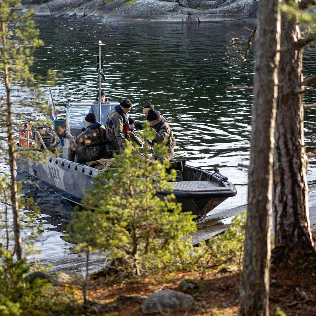 アメリカ海兵隊さんのインスタグラム写真 - (アメリカ海兵隊Instagram)「Rehearsal  📍 Finland (Nov. 2, 2023)  #Marines with @2dmardiv utilize a Finnish G-Class landing craft during trial insertion and extraction drills leading up to exercise Freezing Winds 23 (FW23).   FW23 serves as a venue to increase Finnish Navy readiness and increase U.S., Finland, and NATO partners and Allies interoperability in operational logistics, integrated fires, and amphibious operations in and around Baltic Sea littorals.   📷 (U.S. Marine Corps photos by Lance Cpl. Christian Salazar)  #USMC #AlliesandPartners #MarineCombatArms」11月17日 23時00分 - marines