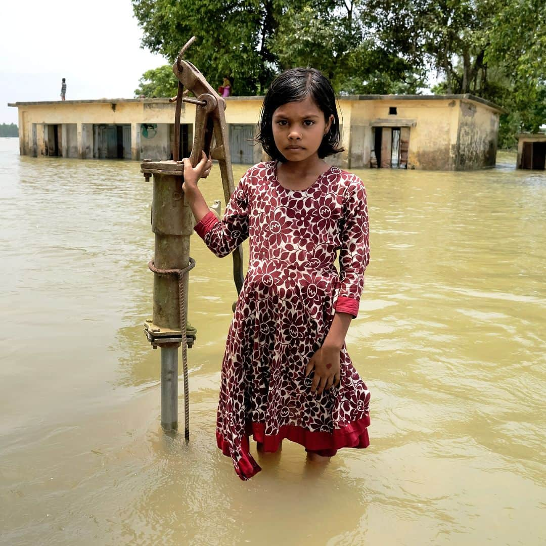 unicefのインスタグラム：「Conflicts, climate change and economic crises are endangering the futures of children worldwide.   These emergencies are putting children's rights to health, nutrition and safe water at increasing risk.  World leaders, this #WorldChildrensDay is a reminder - ACT NOW for every child.  © UNICEF/UN0328249/Chakma」