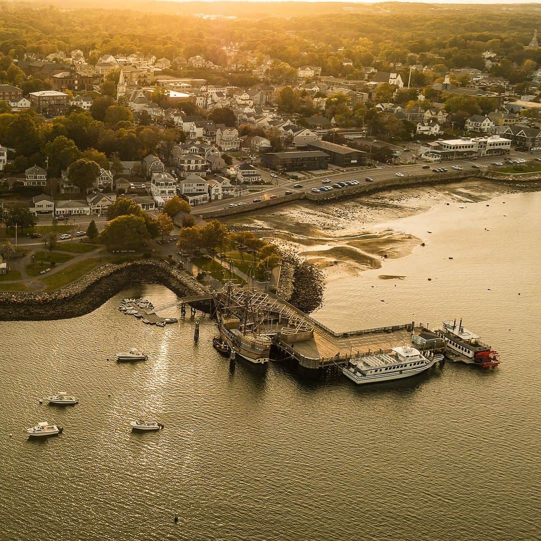Discoveryのインスタグラム：「📍 Plymouth, #Massachusetts: now a bustling coastal town, this was the landing site of the Mayflower in 1620 and the site of the first #Thanksgiving celebration in 1621. 🦃  📷: Alex Potemkin  #history」