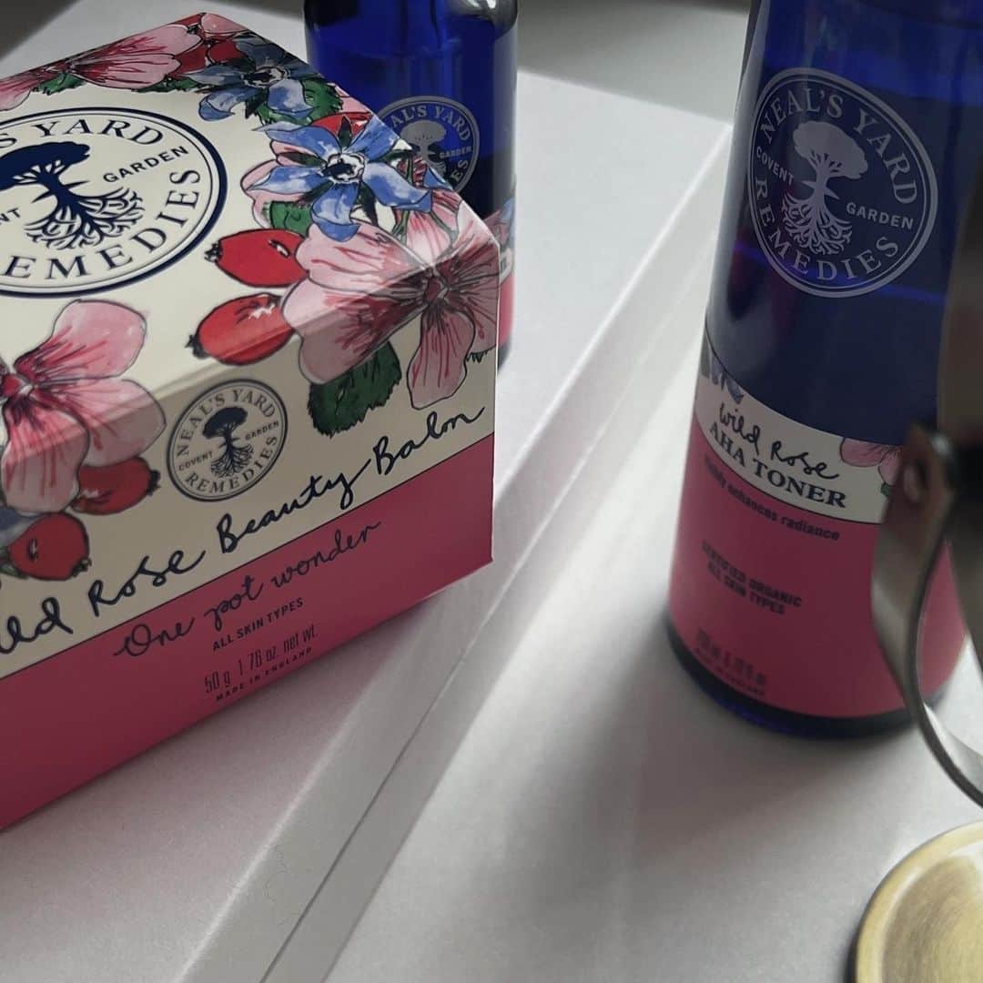 Neal's Yard Remediesさんのインスタグラム写真 - (Neal's Yard RemediesInstagram)「Embrace a Wild Rose skincare routine this winter 🌹💫⁠ ⁠ The perfect lightweight collection for that winter glow. Shop now for up to 15% off this Black Friday 💆‍♀️.⁠ ⁠ 📸@__chenyh」11月17日 23時01分 - nealsyardremedies
