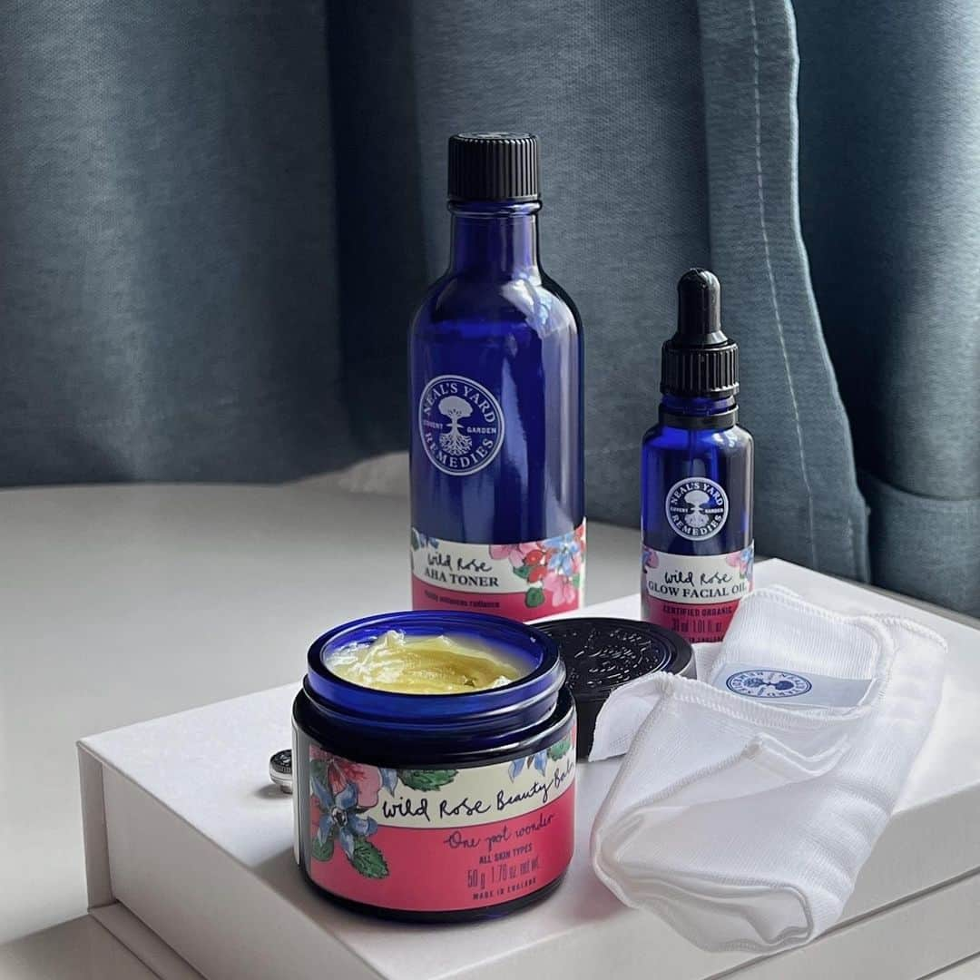 Neal's Yard Remediesのインスタグラム：「Embrace a Wild Rose skincare routine this winter 🌹💫⁠ ⁠ The perfect lightweight collection for that winter glow. Shop now for up to 15% off this Black Friday 💆‍♀️.⁠ ⁠ 📸@__chenyh」