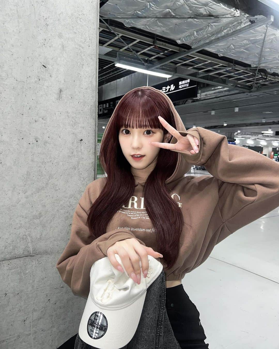 吉田菜々世のインスタグラム：「♡🛩 飛行機っていつも気付いたら寝てて ダウンロードした動画見れた試しない( ≖ᴗ≖​)👍🏻」