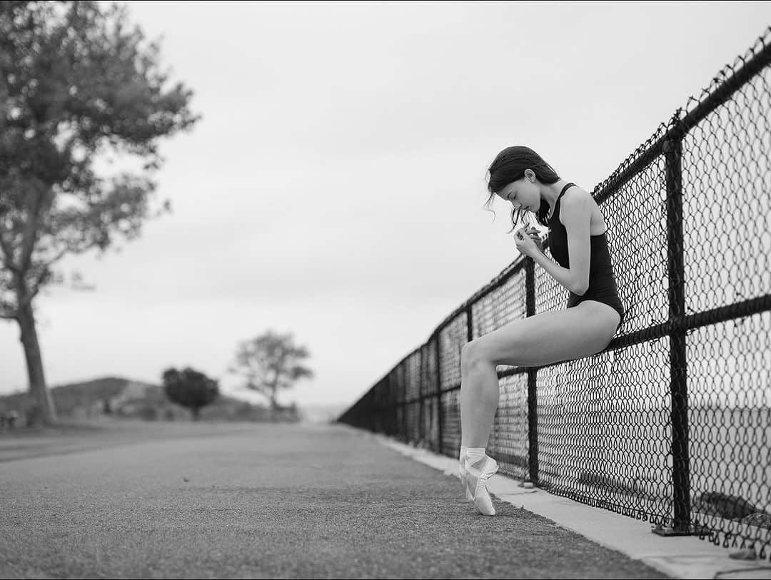 ballerina projectのインスタグラム：「𝐑𝐞𝐦𝐲 𝐘𝐨𝐮𝐧𝐠 on Governors Island in New York City. 🗽  @remyyounggg #remyyoung #ballerinaproject #ballerina #governorsisland #newyorkcity #ballet #dance   Ballerina Project 𝗹𝗮𝗿𝗴𝗲 𝗳𝗼𝗿𝗺𝗮𝘁 𝗹𝗶𝗺𝗶𝘁𝗲𝗱 𝗲𝗱𝘁𝗶𝗼𝗻 𝗽𝗿𝗶𝗻𝘁𝘀 and 𝗜𝗻𝘀𝘁𝗮𝘅 𝗰𝗼𝗹𝗹𝗲𝗰𝘁𝗶𝗼𝗻𝘀 on sale in our Etsy store. Link is located in our bio.  𝙎𝙪𝙗𝙨𝙘𝙧𝙞𝙗𝙚 to the 𝐁𝐚𝐥𝐥𝐞𝐫𝐢𝐧𝐚 𝐏𝐫𝐨𝐣𝐞𝐜𝐭 on Instagram to have access to exclusive and never seen before content. 🩰」