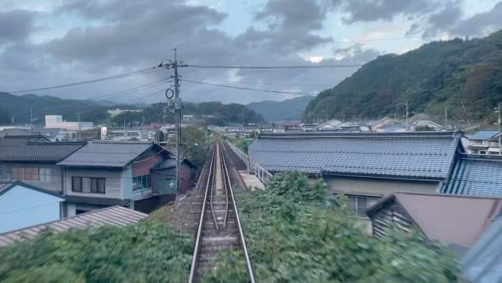 枡田絵理奈のインスタグラム：「芸備線🚃  前日動画をご紹介しましたが、ロケの時の模様を少しずつアップします☺️  ノスタルジックな街並みや、豊かな大自然の中を走り抜ける列車で、乗っているだけでも楽しくて心癒されました💕  県外からのお客さんもたくさん乗られていて、声をかけていただきました。  四国からいらっしゃったという方は、廃線の危機について書かれた新聞を手に持っていて、こんな素晴らしい芸備線を絶やさないように少しでも応援したくて乗りに来た！と話されていました。  地味に私にとって大事なポイントなのですが、一両編成の車内にはお手洗いもちゃんとあるので、子連れでも安心して乗ることができます。  降りて街を歩くも良し、ひたすら車窓の景色を楽しむのも良し。 今の時期はきっと紅葉も最高なんじゃないかなと思います❣️  広島にはいいところがたくさん☺️ぜひ、広島に旅行にいらっしゃった時には、少し足を伸ばして、いろいろな広島を見ていただけたら嬉しいです‼︎」
